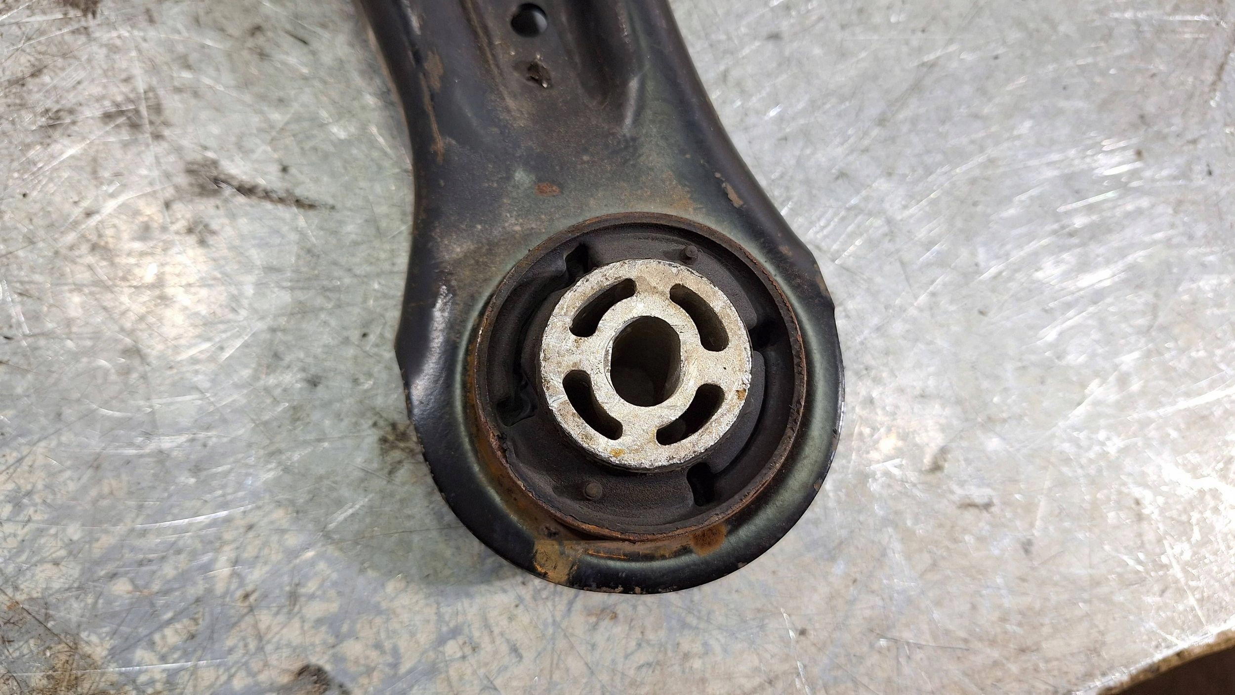 arm left front H1BC-3051L FORD FIESTA MK8