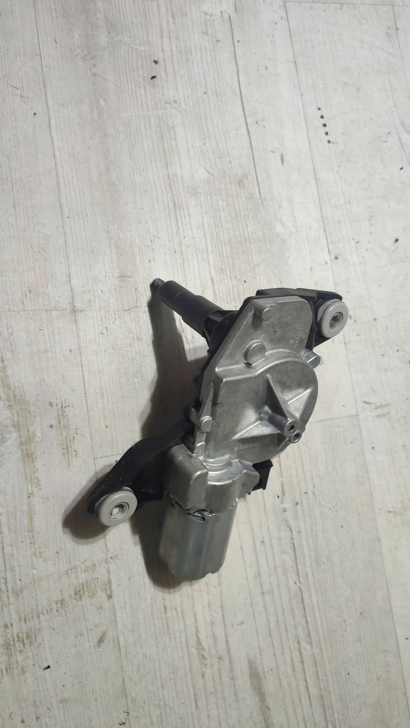 Dacia Duster II 17r 1.2 engine of a wiper bonnet rear part