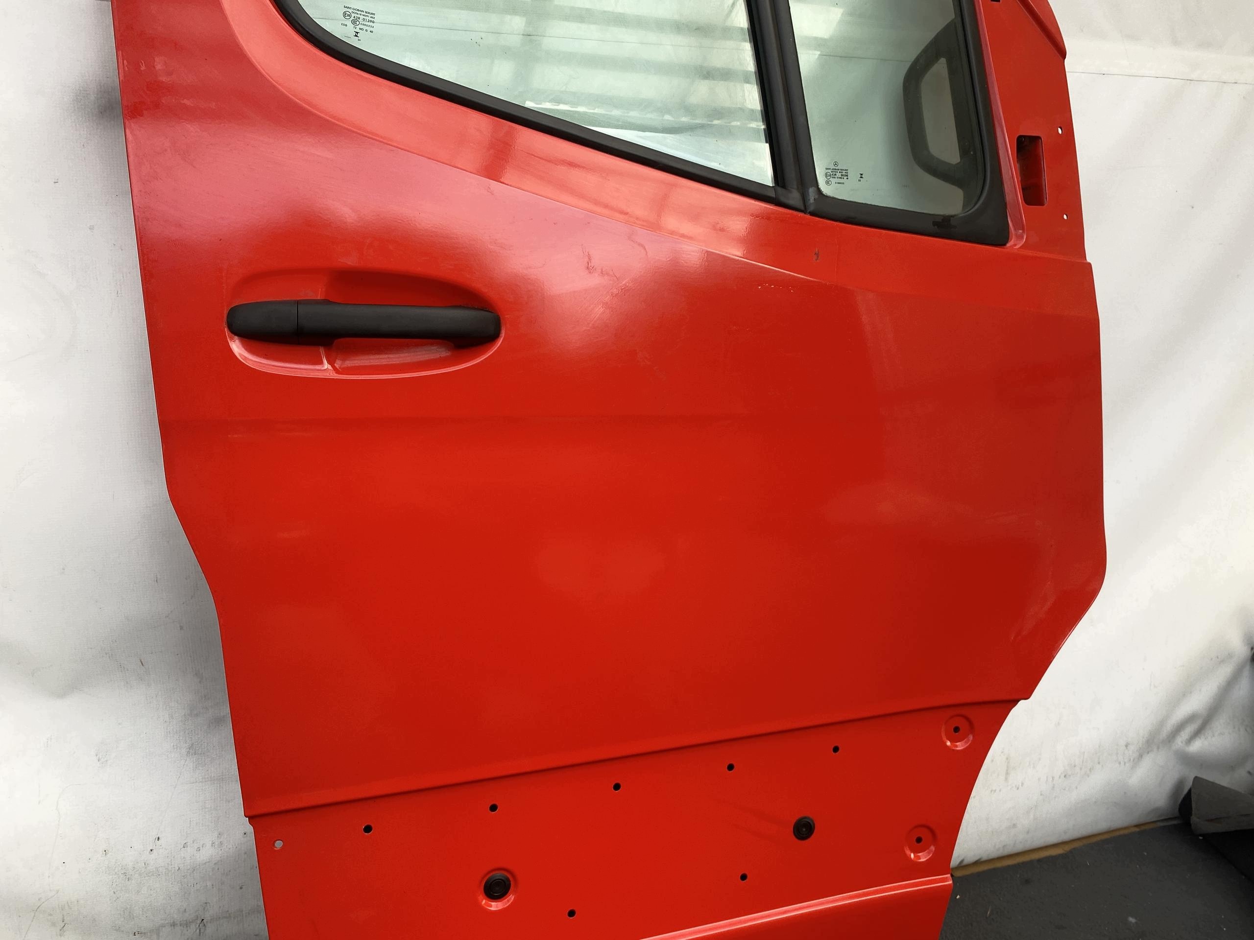 SPRINTER 907 910 17- dveře přední pravé červeně ORYGINALNE pravý předek