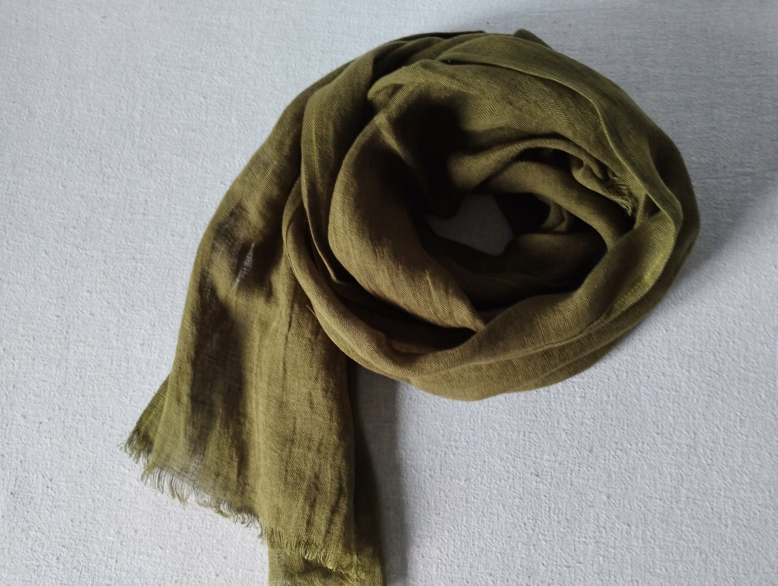 Długi szalik lniany w kolorze zielonym