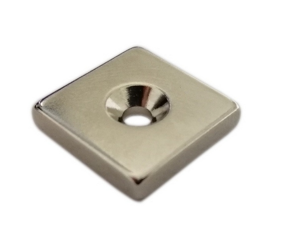 

Magnes prostokątny 20x20x4mm z otworem 9/4mm