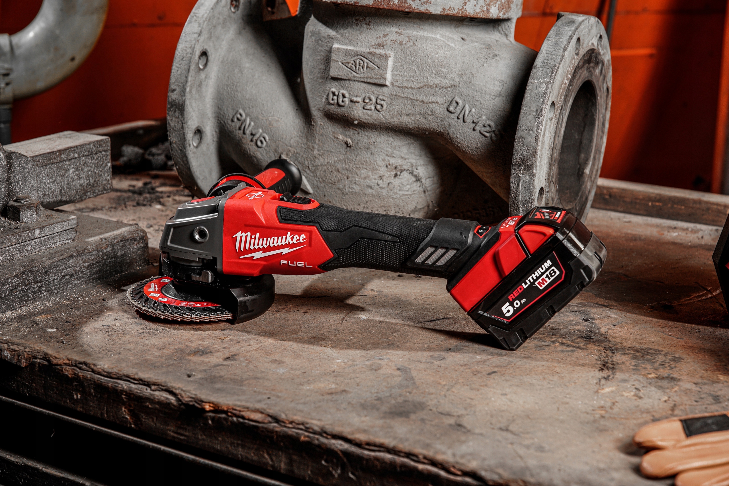 SZLIFIERKA KĄTOWA MILWAUKEE M18 Z REGULACJĄ 125mm Marka Milwaukee