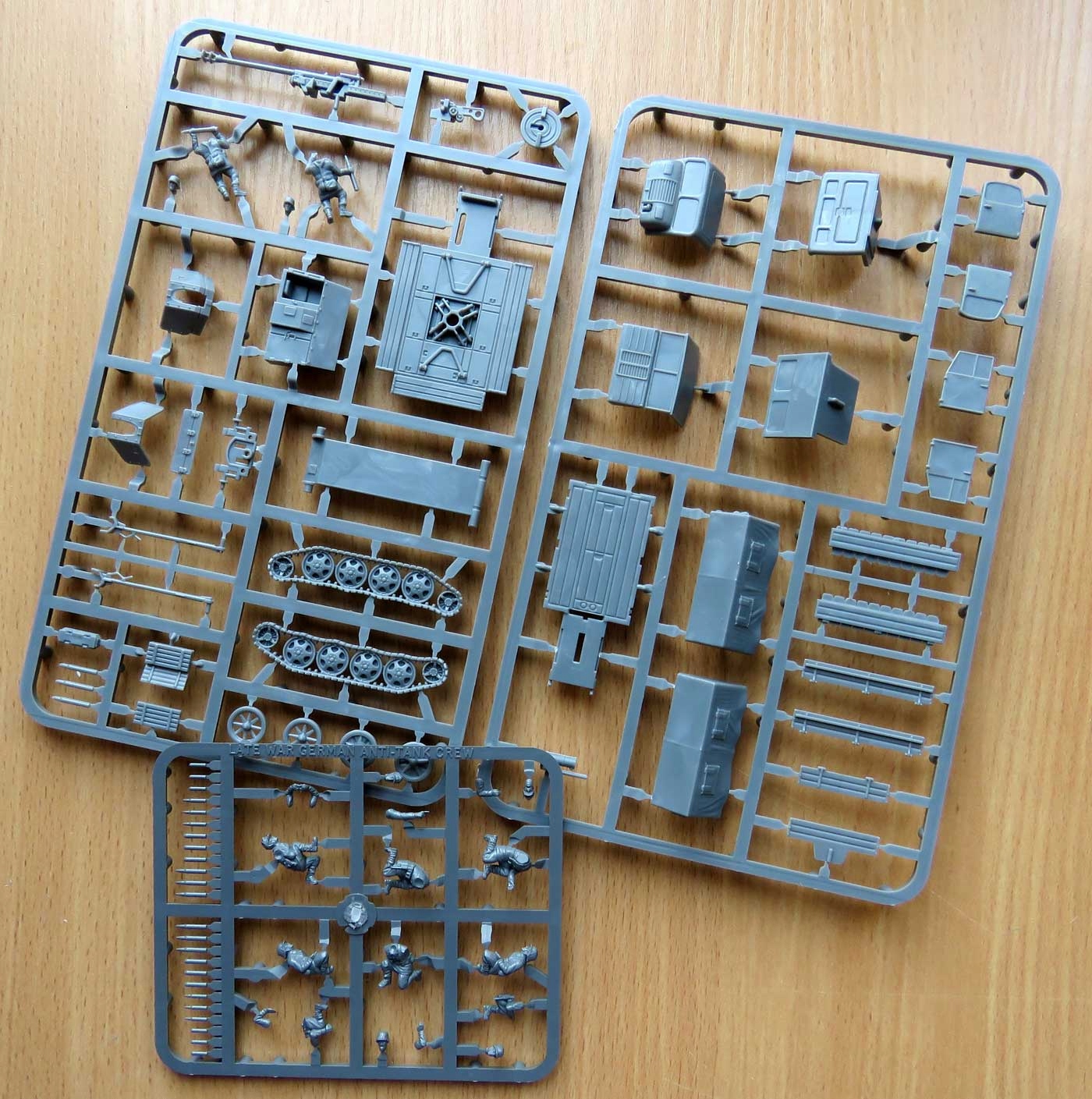 Plastový voják 1/72 R20039 německý traktor Pak 40 a Raupenschlepper Rso