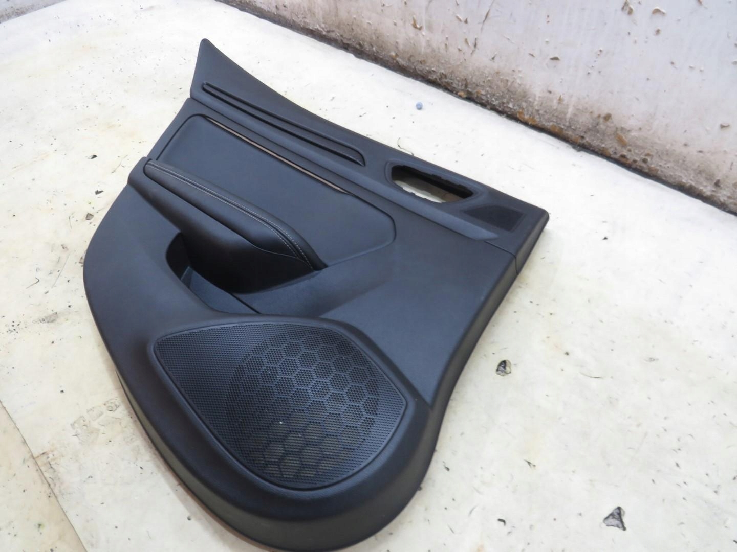 BOCZEK TAPICERKA DRZWI LEWY TYŁ SKÓRA MEGANE IV HB Typ samochodu Samochody osobowe