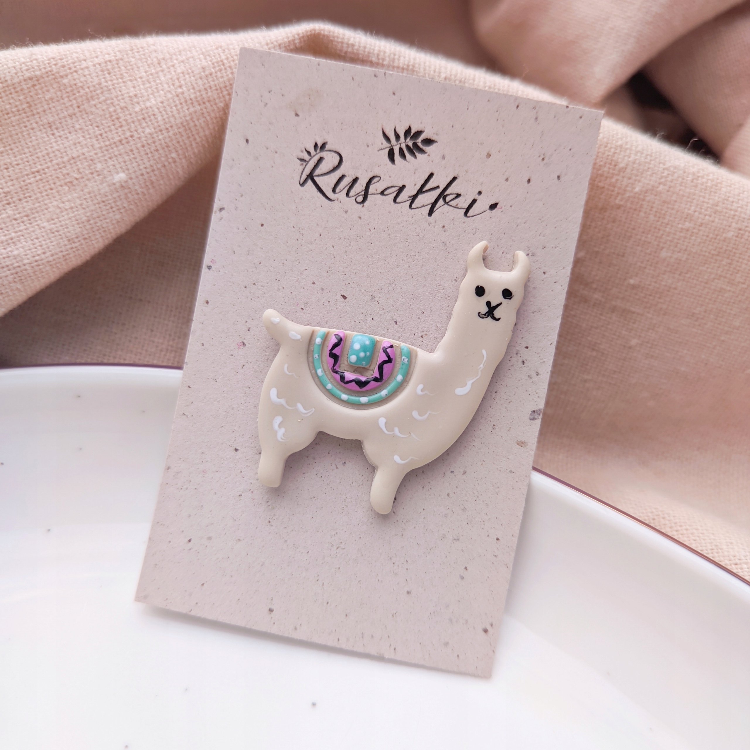 Pin připínáček béžová alpaka, lama, veselé akcesoria s lamou alpakou boho