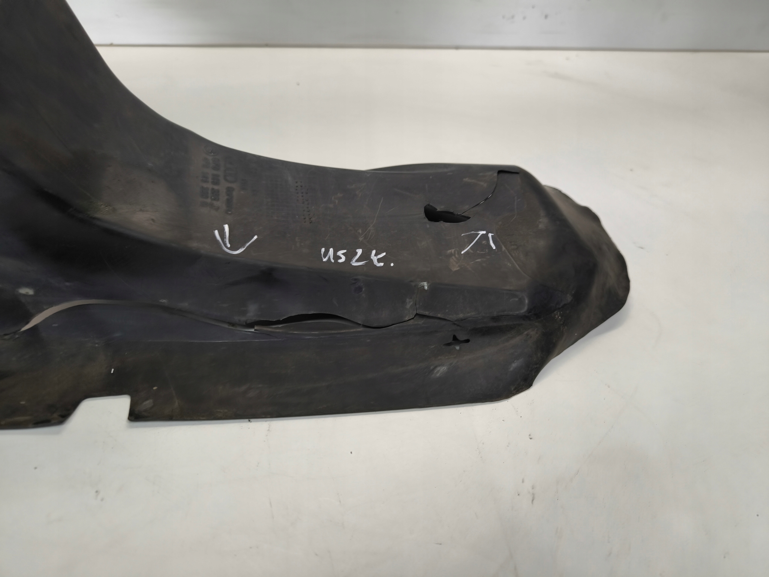air duct air line left AUDI A6 C6 4F0145333M damaged !