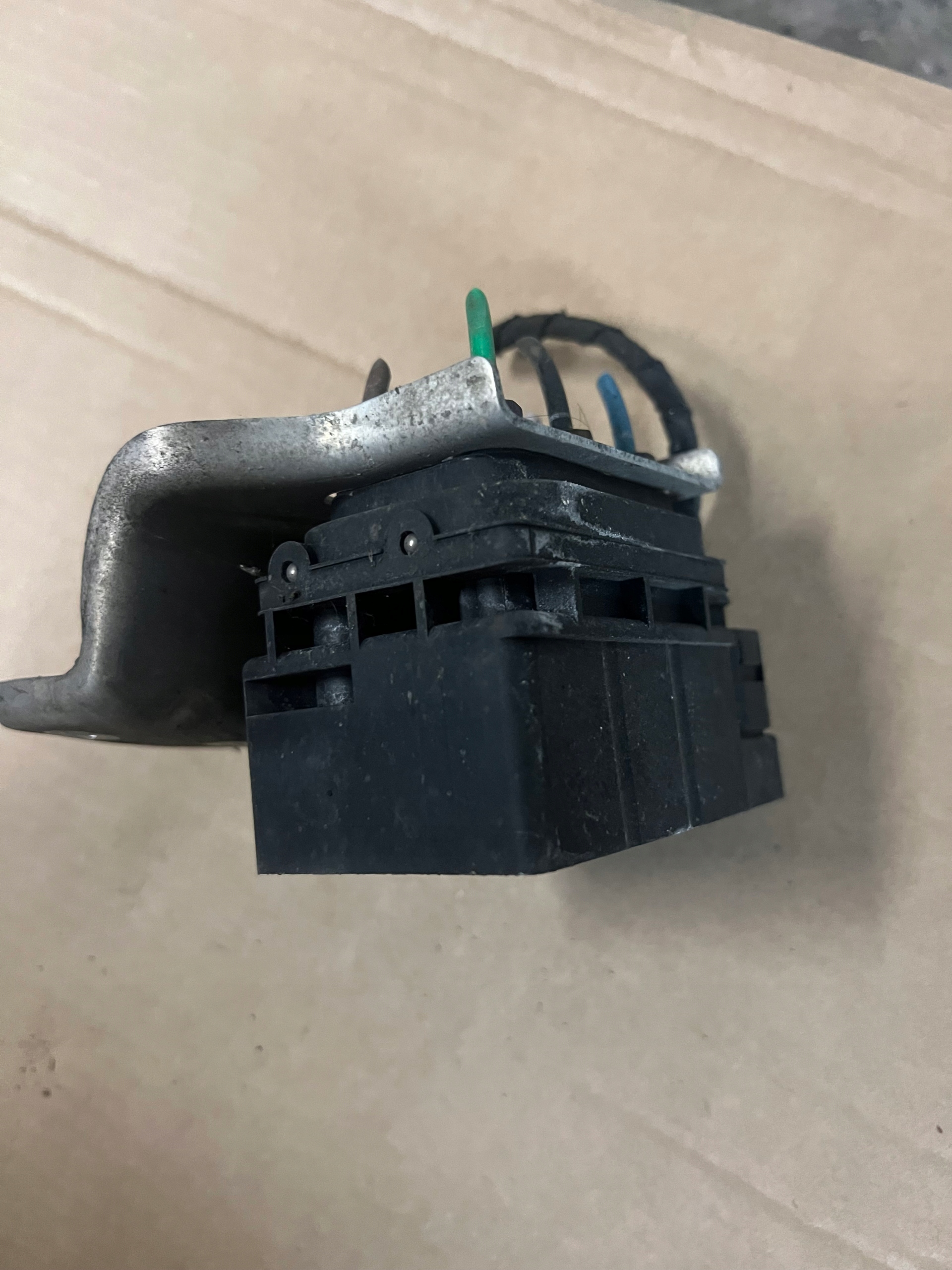 Спліттер підвіски Острів AUDI A8 D3 4E0616014