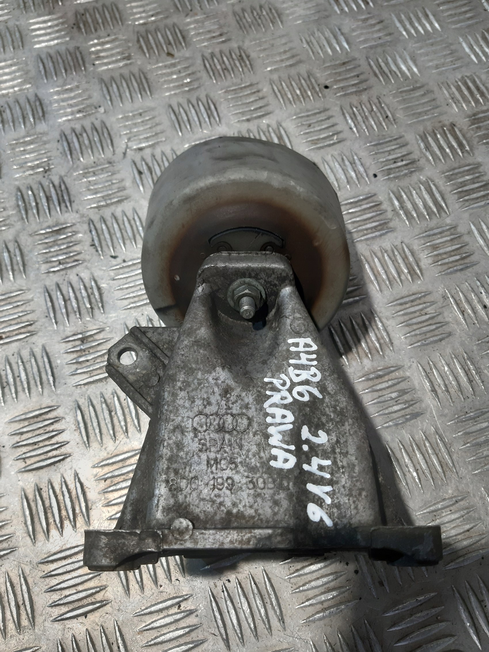 Audi A4 B6 2.4 V6 holder engine mount right 8D0199308D