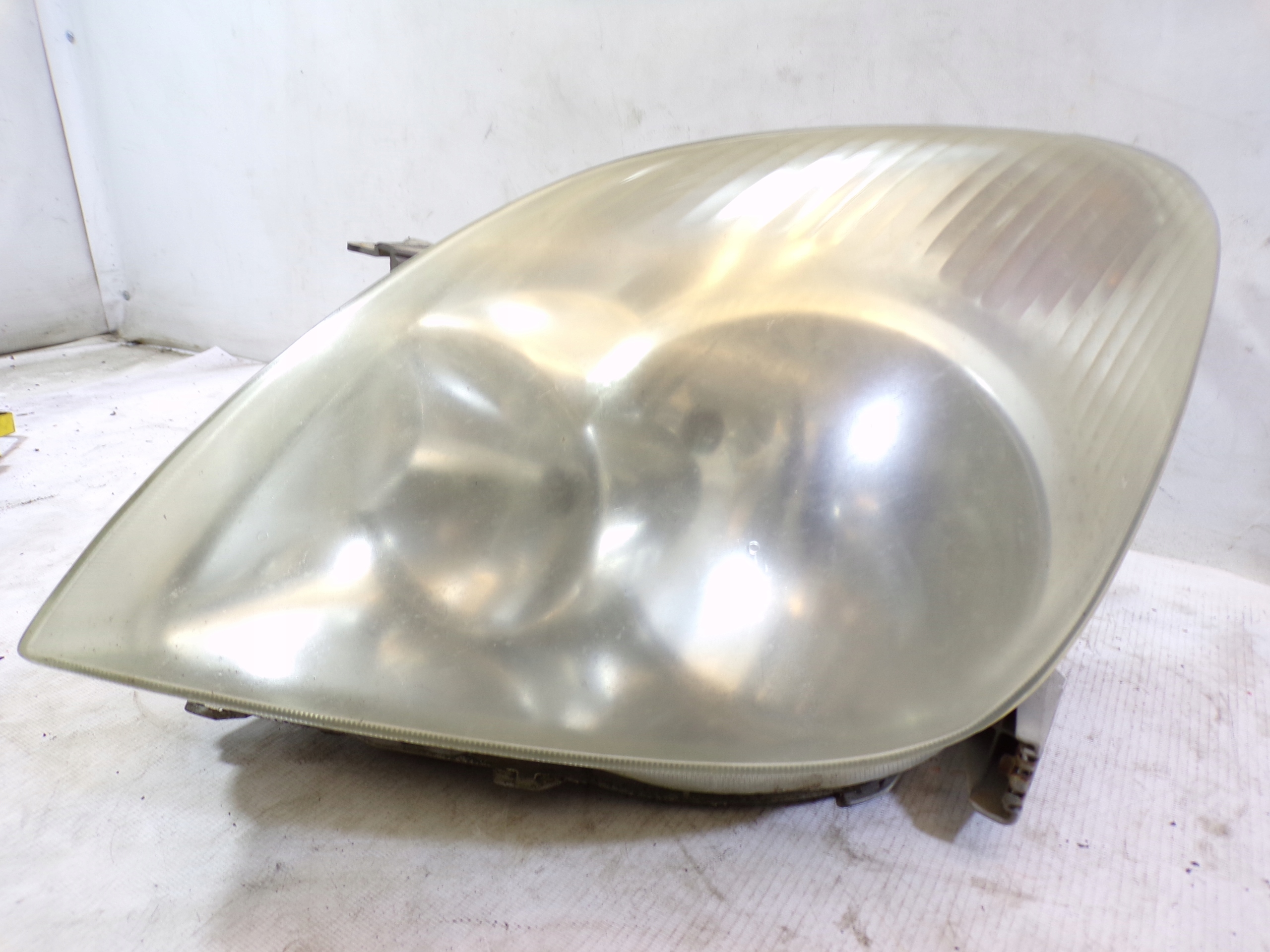 light front front left TOYOTA COROLLA VERSO 1 and