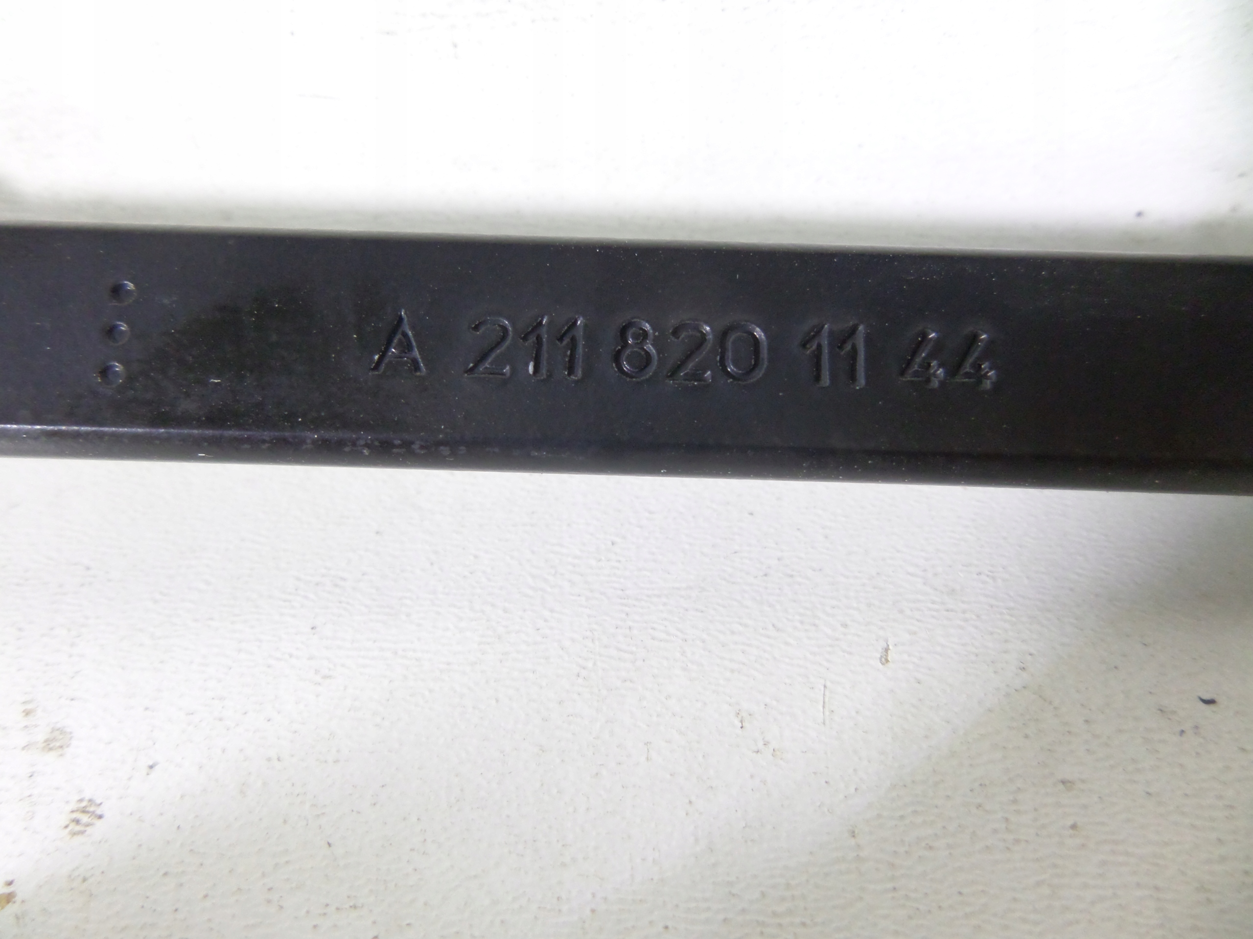 wiper arm front left MERCEDES W211 02