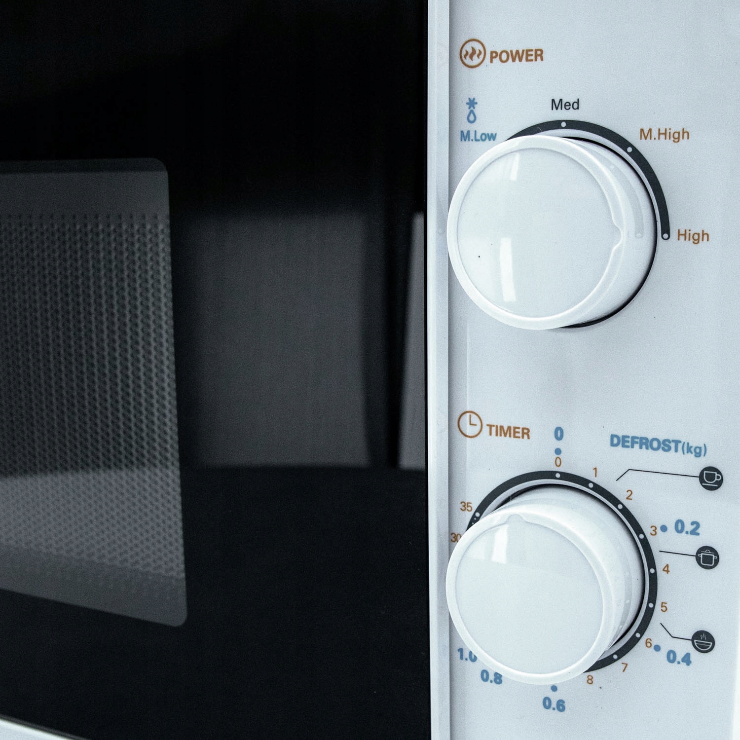 TANIA DOBRA KUCHENKA MIKROFALOWA MIKROFALÓWKA 20L 700W BIAŁA Z ROZMRAŻANIEM Model MWO-2077