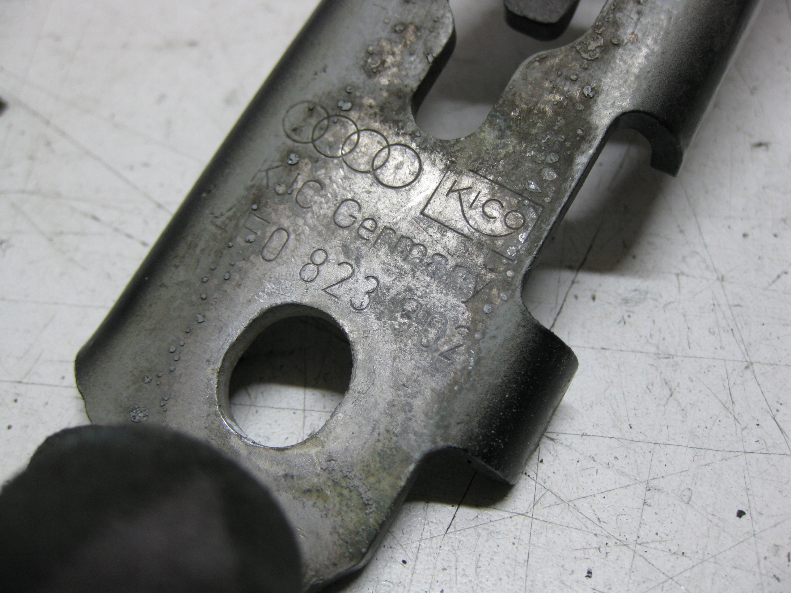 AUDI A6 C6 2.7 TDI 07R hinge bonnets left right KOMPLET 4F0823302 4F0823301
