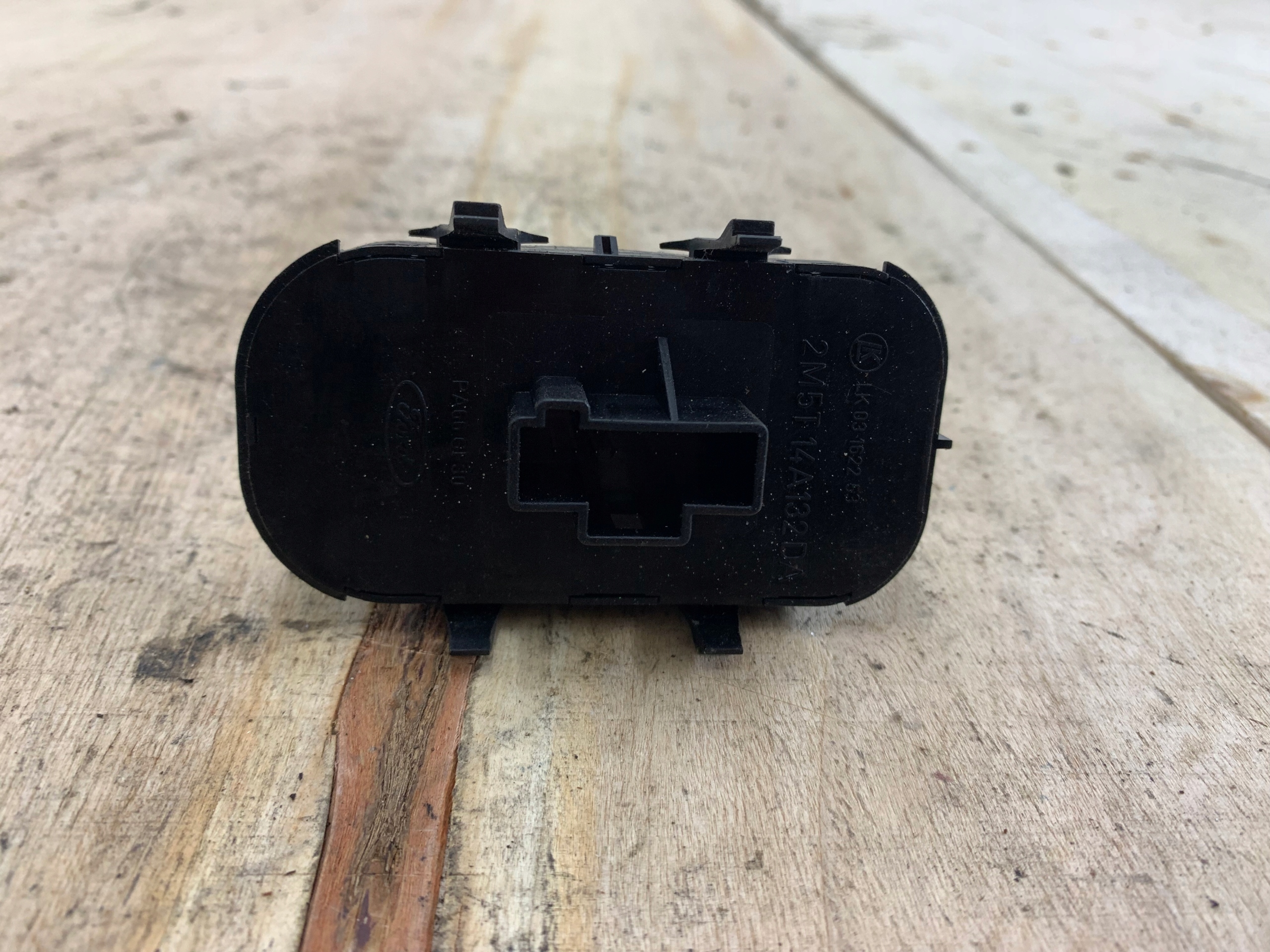 FORD FOCUS MK1 PANEL okna levý předek řidičů 2M5T14A132DA