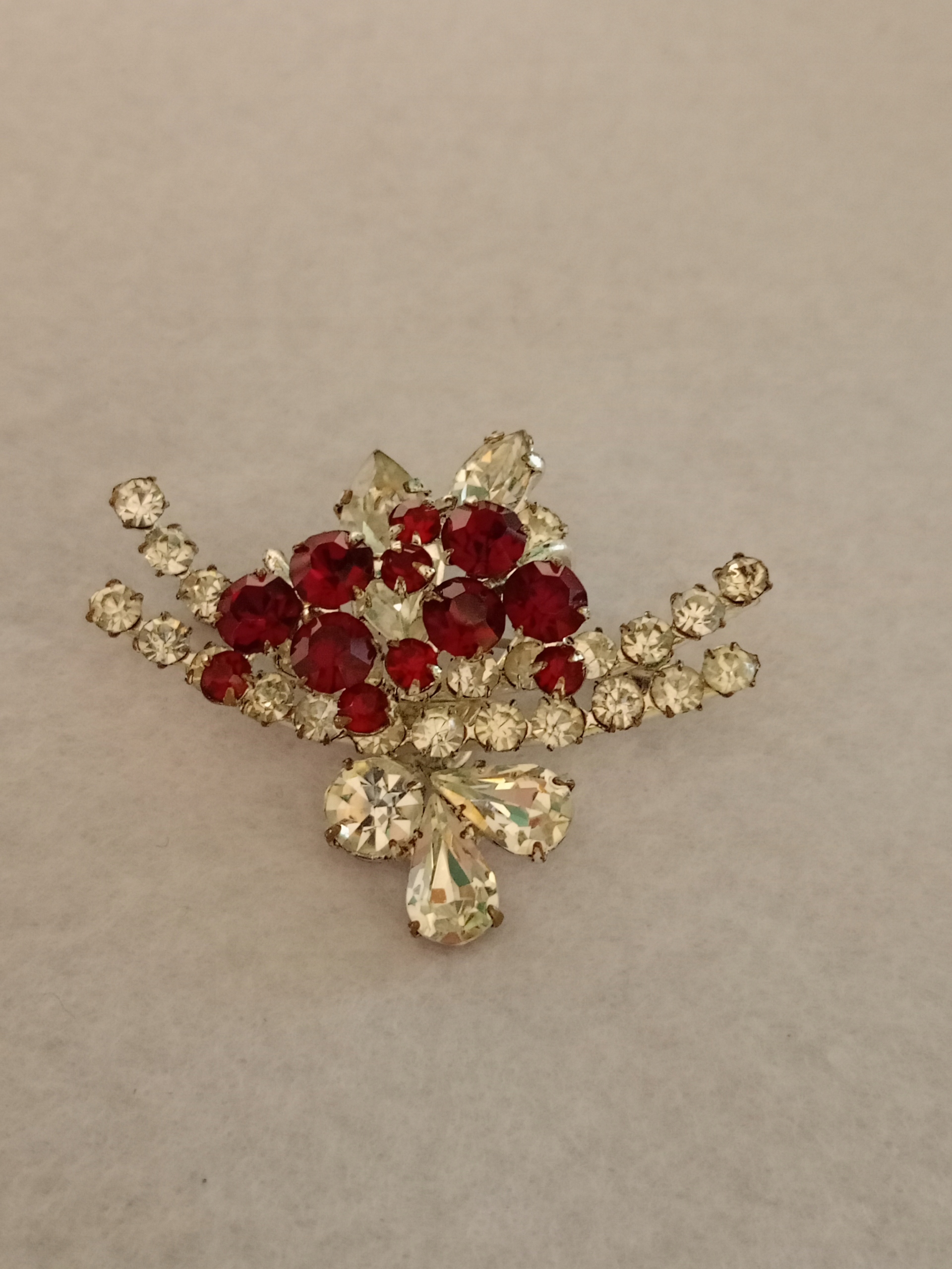 Piękna broszka z oczkami