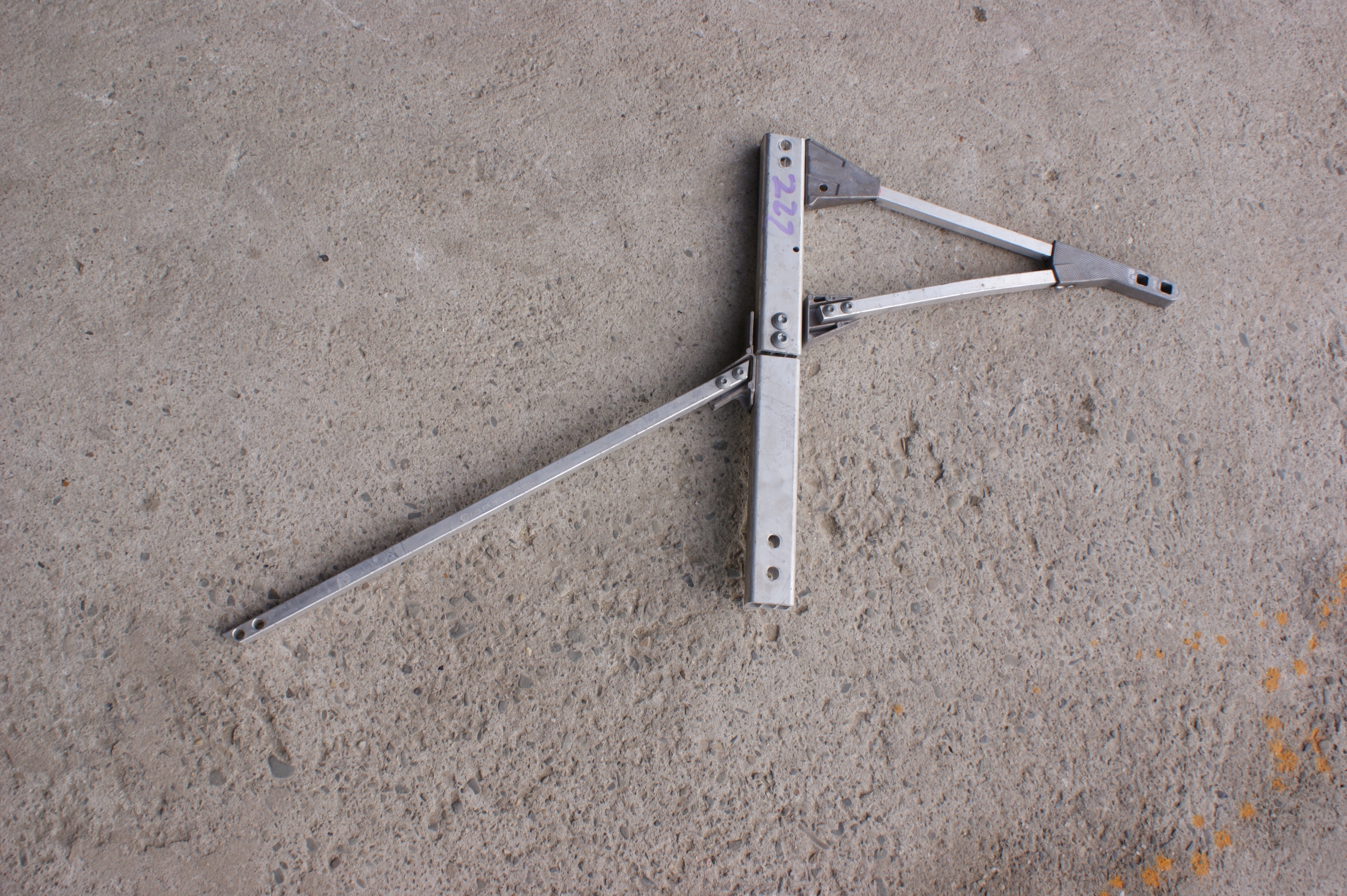 Кронштейн для крепления A2226200085 MERCEDES 222