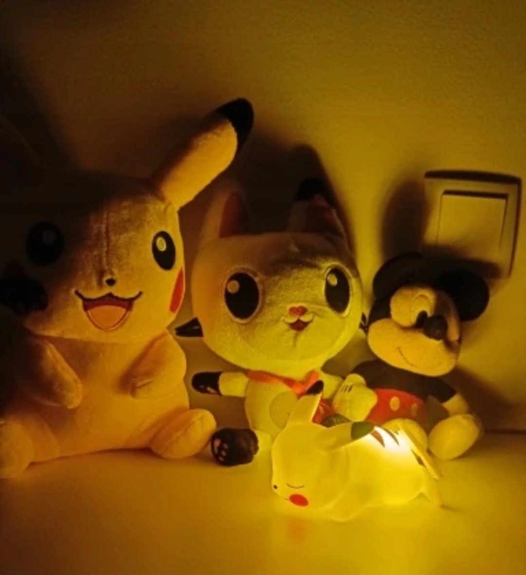 LAMPKA NOCNA LED PIKACHU POKEMON+ZESTAW 8 ORYGINALNYCH KART POKEMON ENERGIA Płeć chłopcy dziewczynki