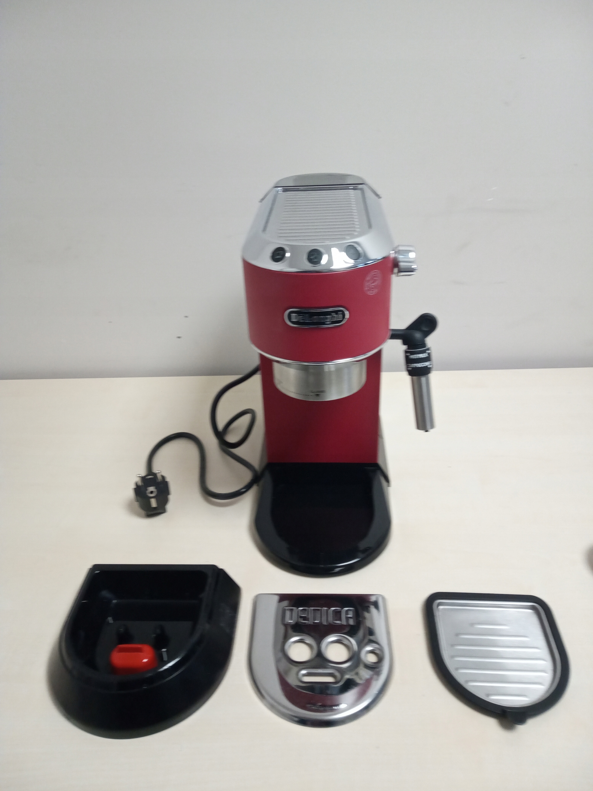 Ekspres ciśnieniowo-przelewowy De'Longhi 8004399331204_U03 1350 W czerwony Moc 1350 W