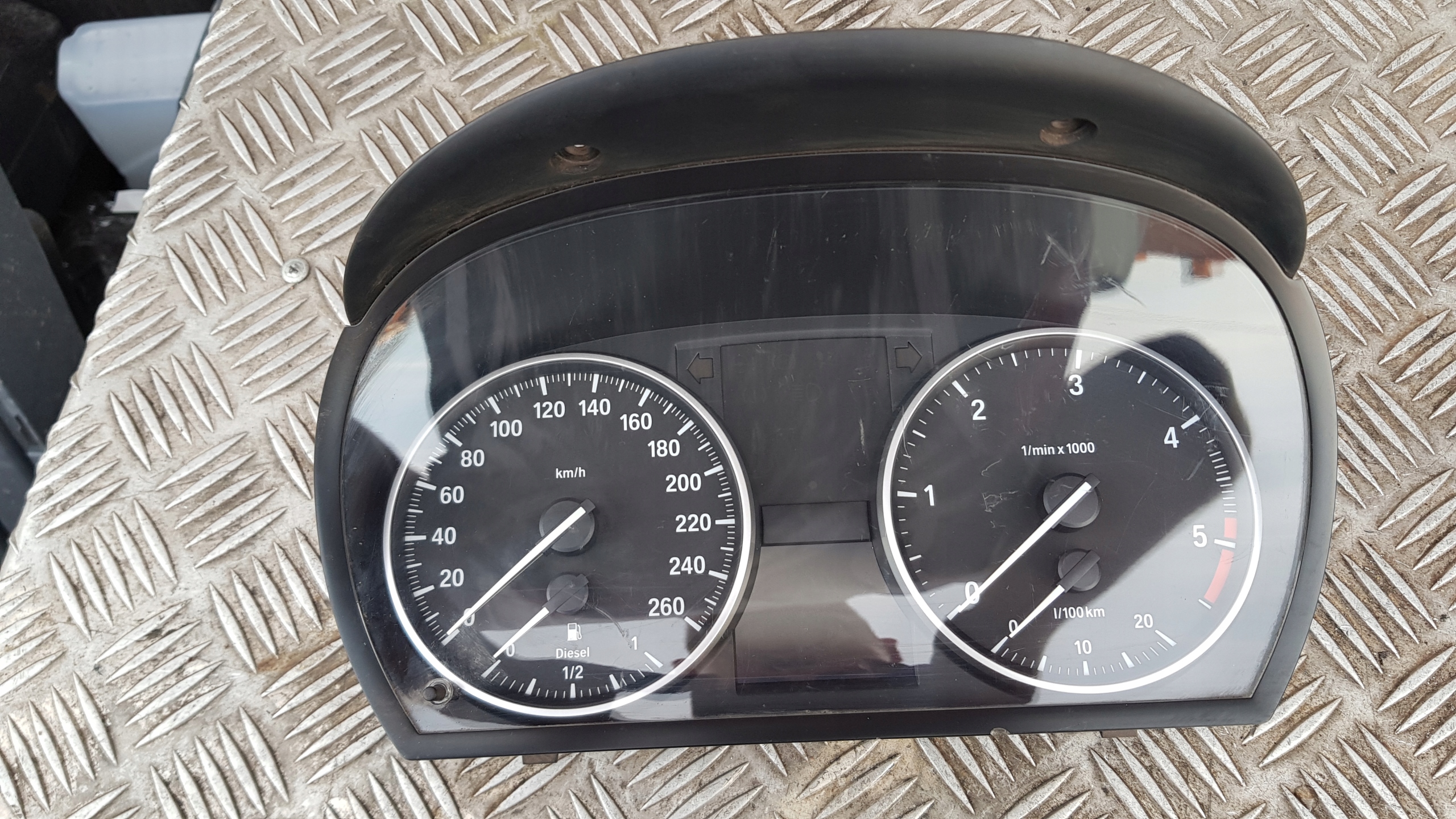 BMW E90 E91 2.0D budíky hodiny 9187060