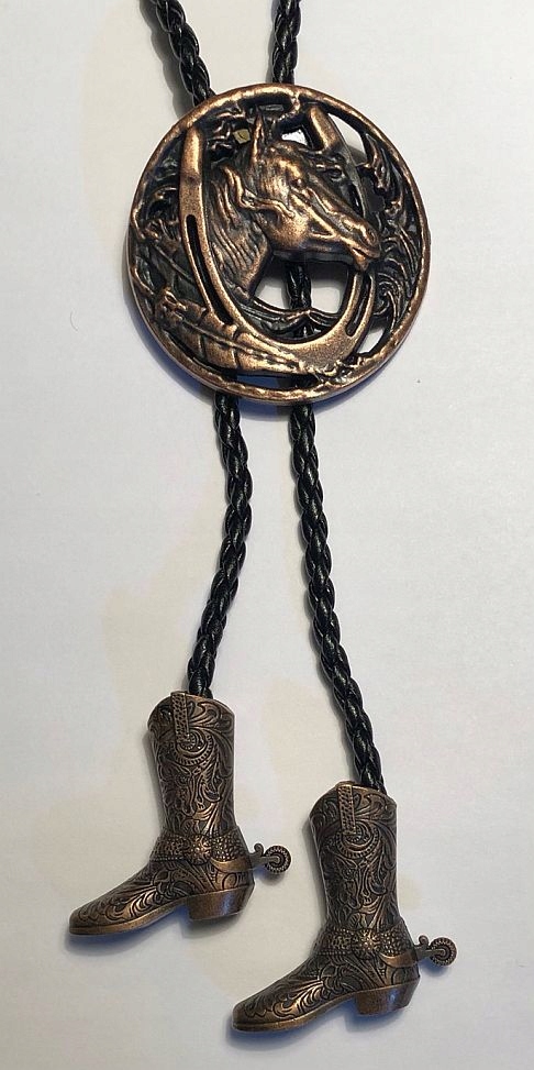 Kůň s podkovou a kovbojskou bolo kravata western pletenina přírodní kůže