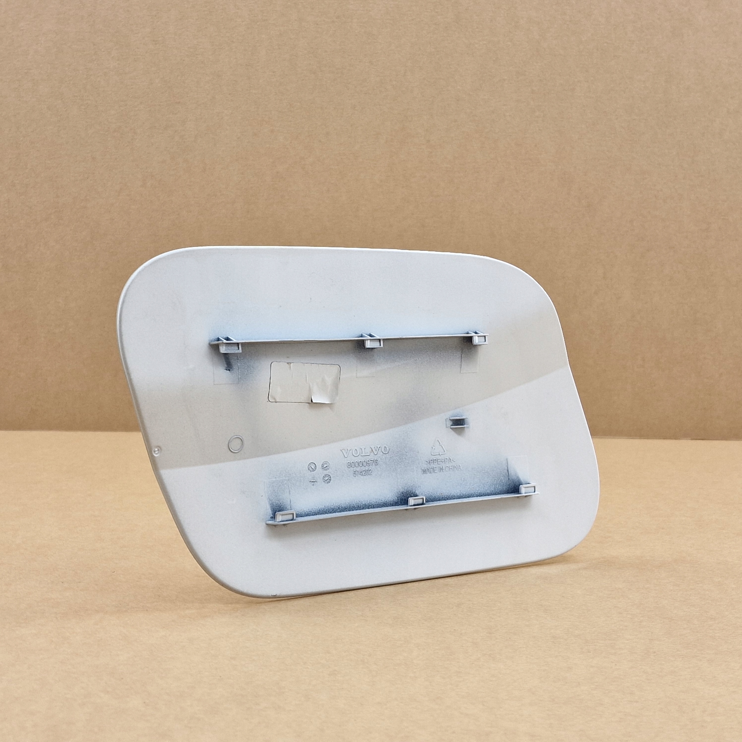 KLAPKA GNIAZDA LADOWANIA VOLVO EX30 EX30 CC Farbe CRISTAL WHITE