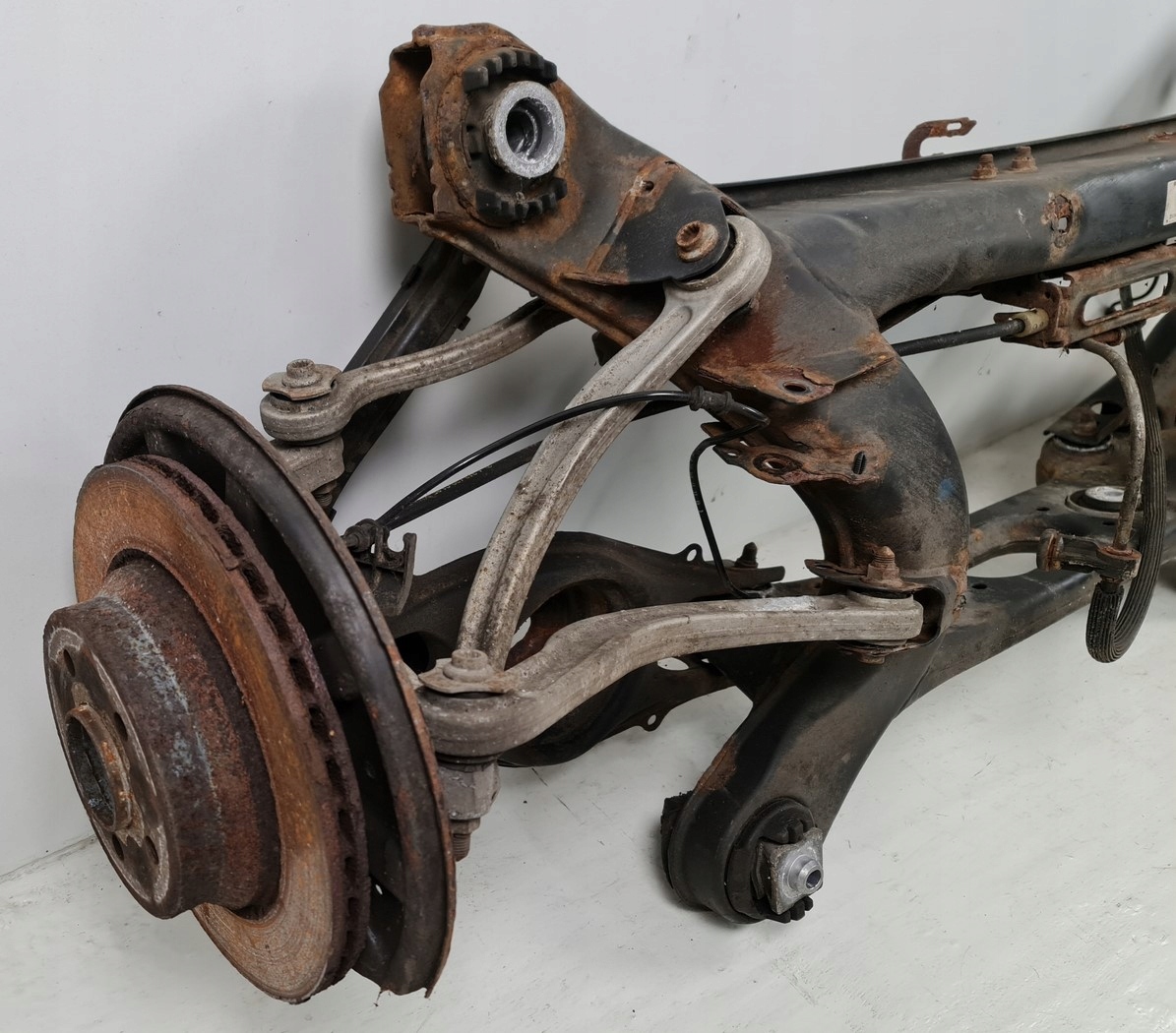 ZAWIESZENIE TYLNE BELKA OŚ TYŁ MERCEDES W212 Producent części Mercedes-Benz OE