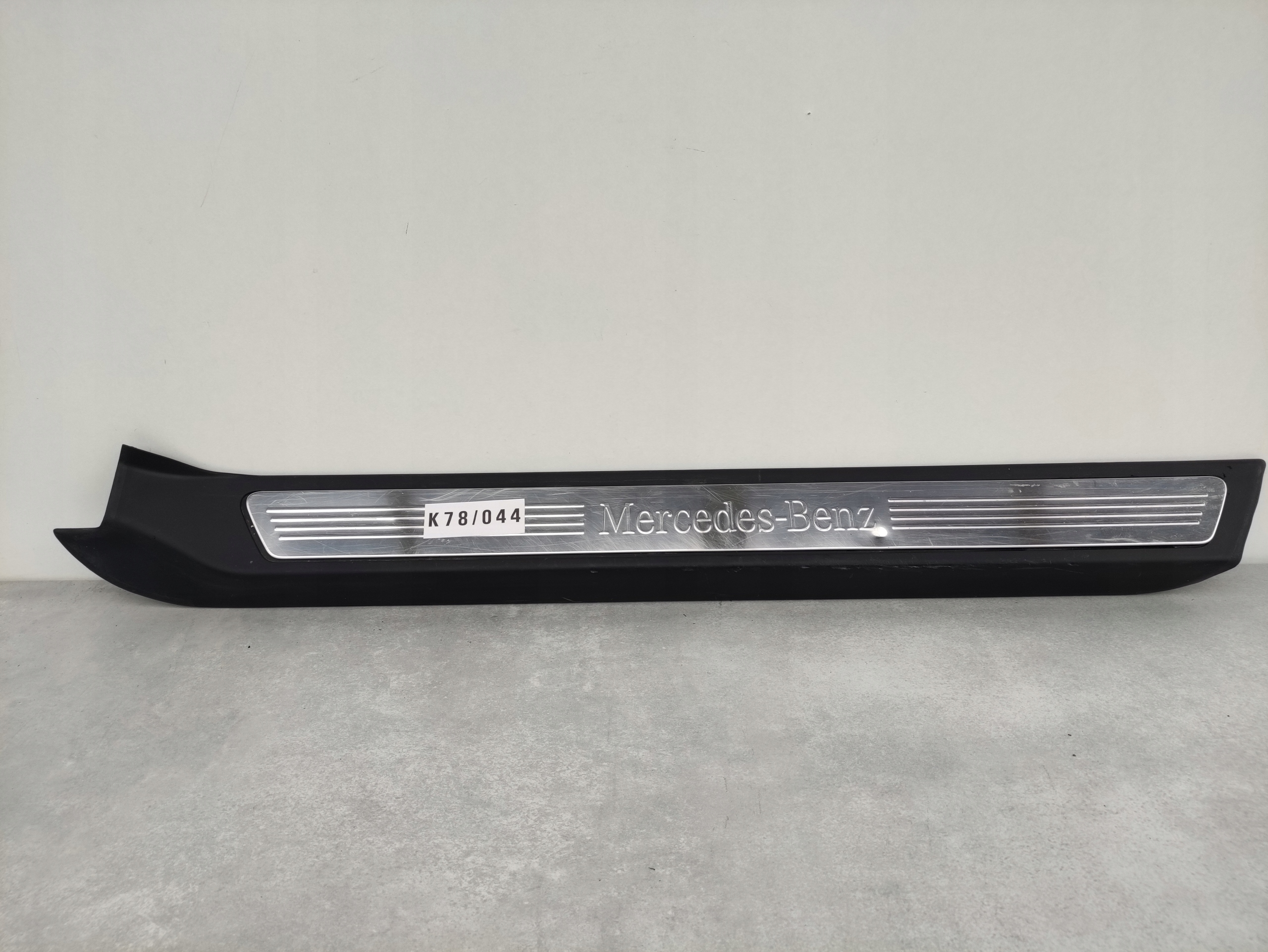 MERCEDES E-KLASA W207 moulding threshold cap left front K78/044