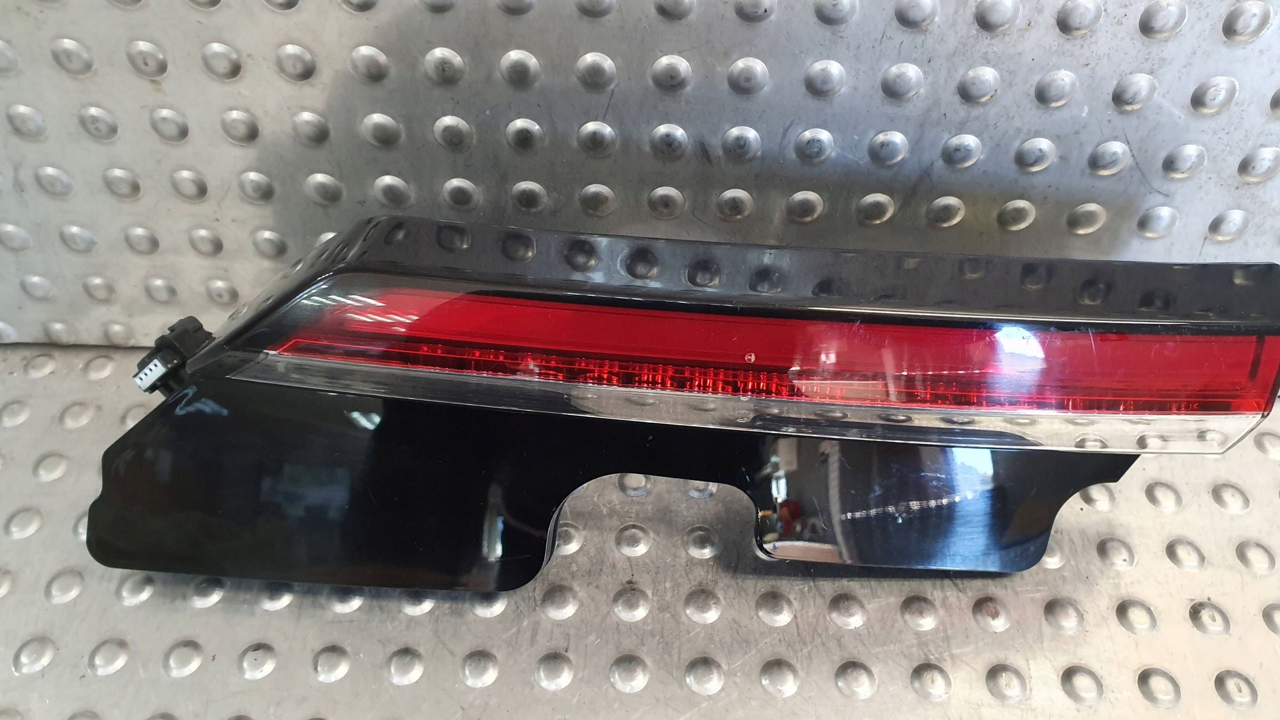 light rear part left VOLVO C40 to the bonnet 21- 32133822
