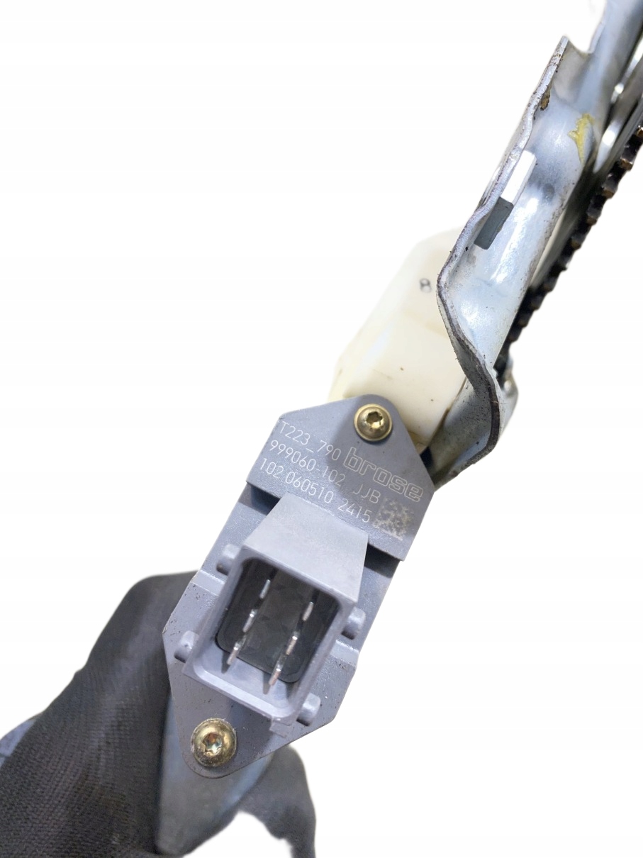 window regulator right front AVENSIS T25 FL 69810-05050