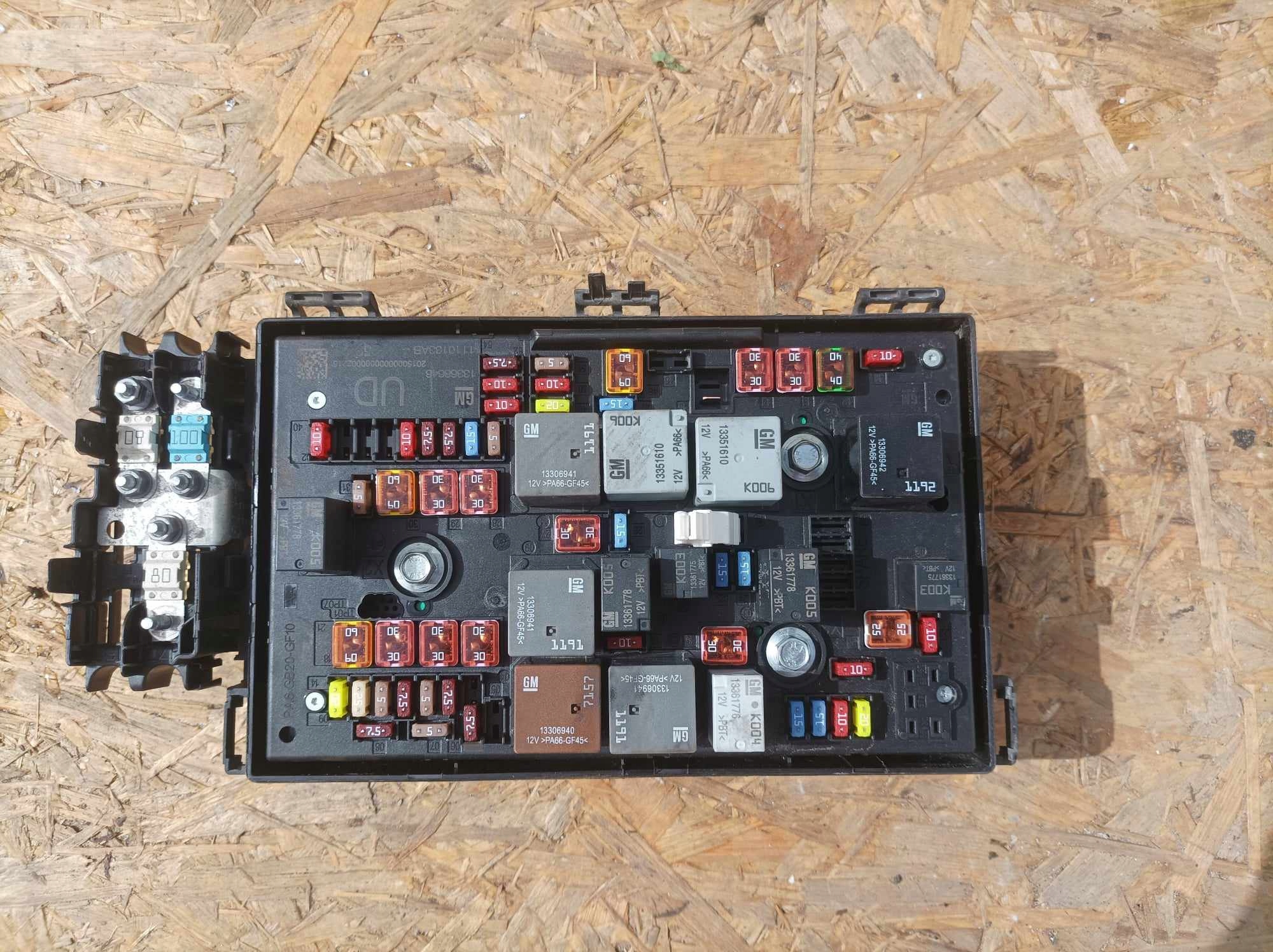 OPEL ZAFIRA C 1,6 CDTI SKRZYNKA BEZPIECZNIKÓW BSI 13368646