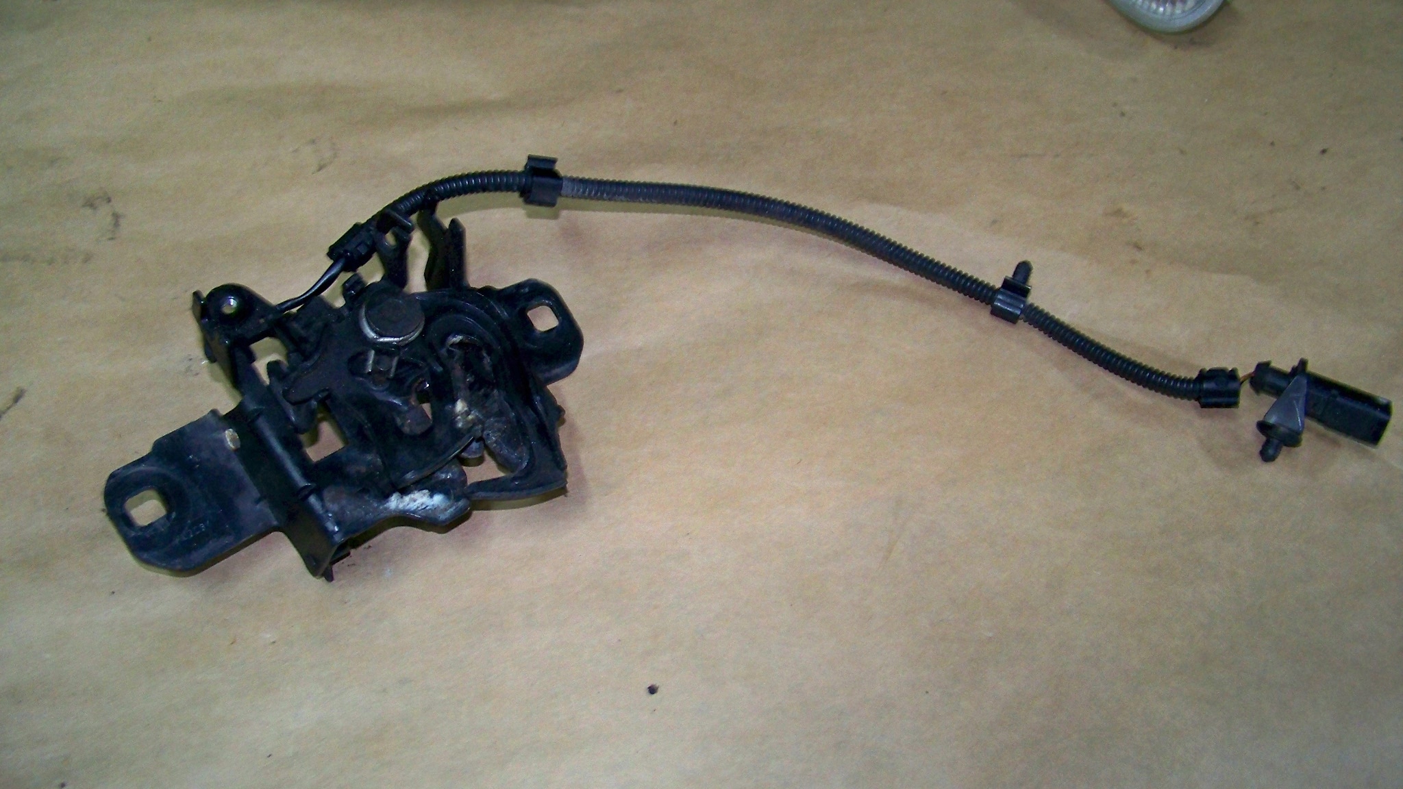 1C0823509D - VW New Beetle 02R замок капота