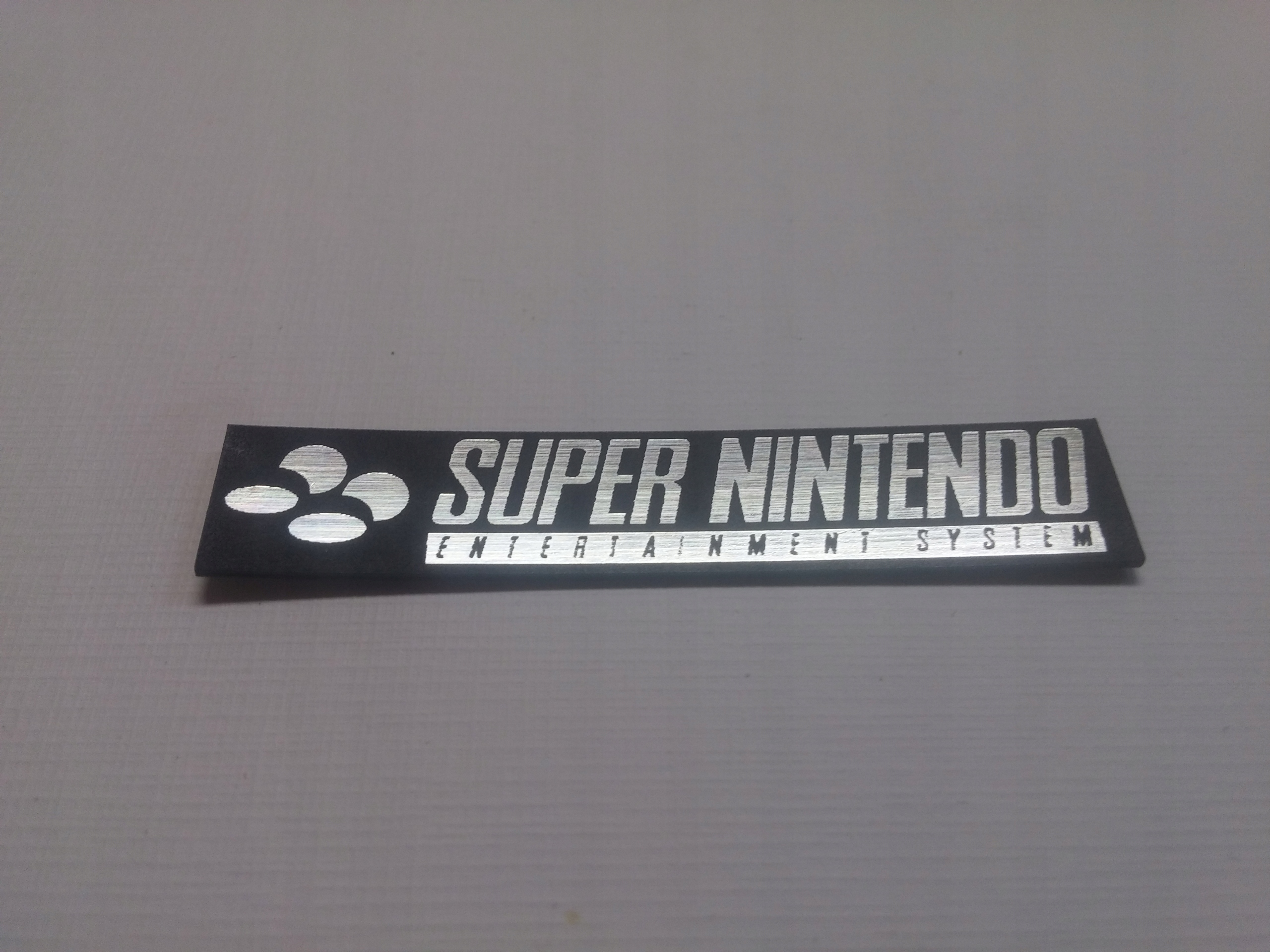 

Super Nintendo naklejka emblemat 55x10 mm *srebrna