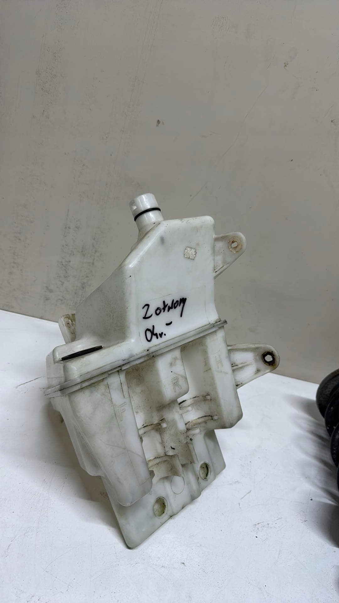 Behälter Behälter des Gasses do Spritzdüse SAAB 9-3 04-12r. 2 otwory