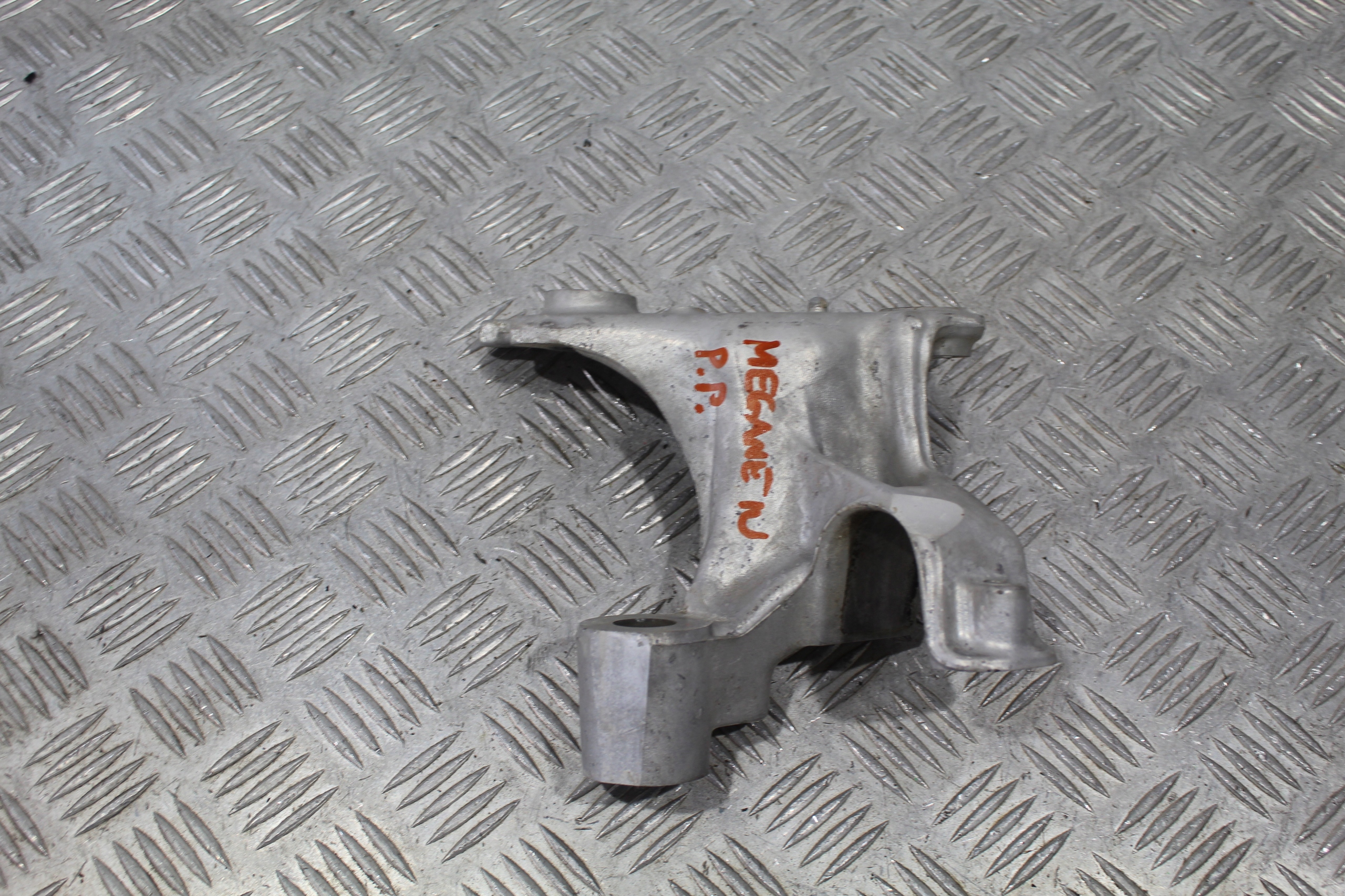 holder of the stabilizer right front MEGANE IV 4