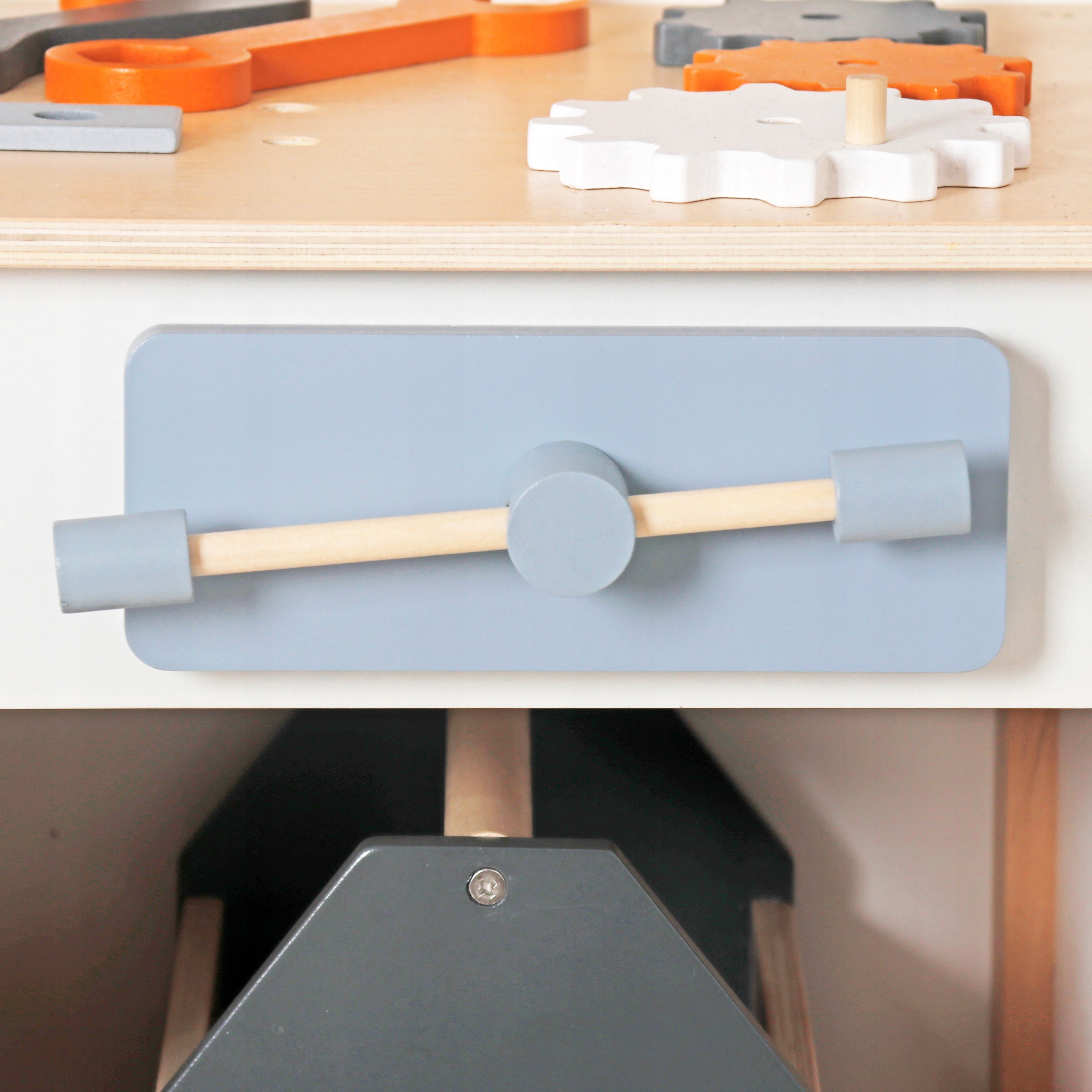 Stolik drewniany warsztat majsterkowicza z narzędziami, skrzynką, tabliczką Marka inna