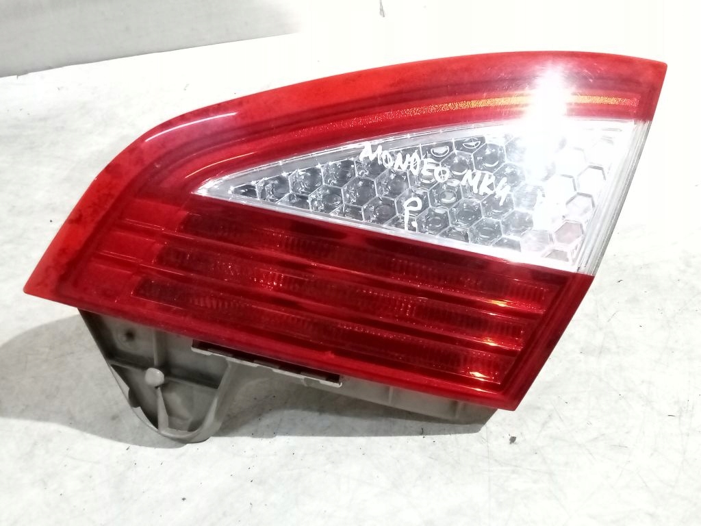 Ford Mondeo MK4 HB hatchback light right rear part to the bonnet