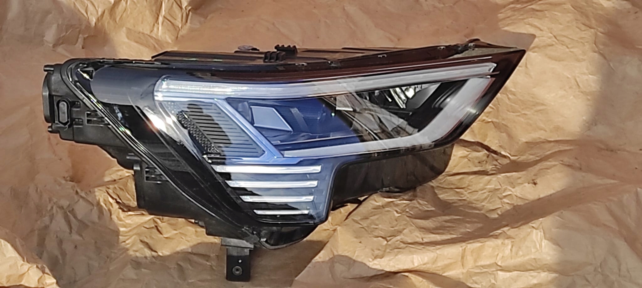 Lampa przód Audi E-Tron 4KE941036 Producent części Audi OE