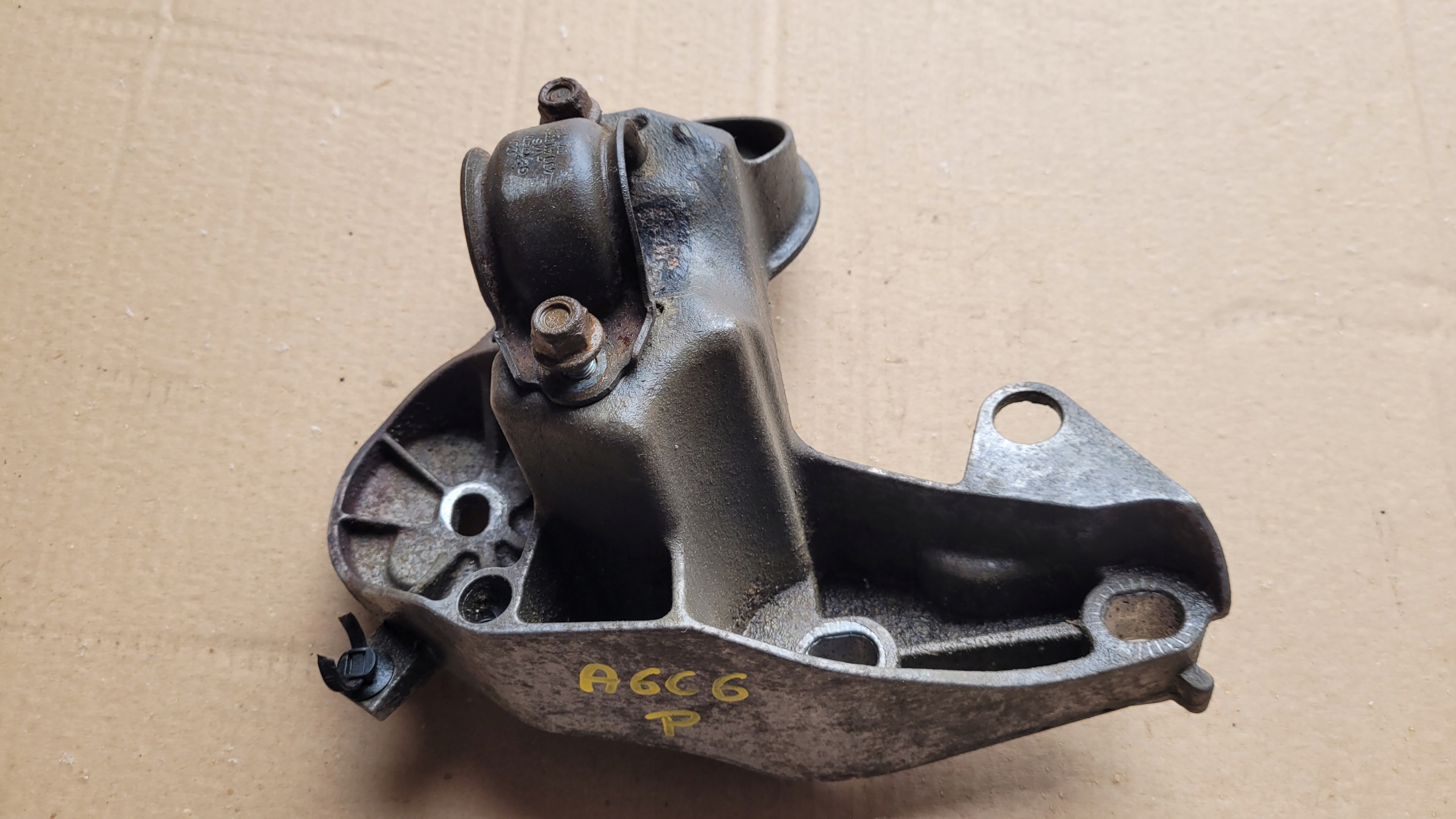 2.0 - AUDI A6 C6 лапа опора двигуна права 4f0199352e