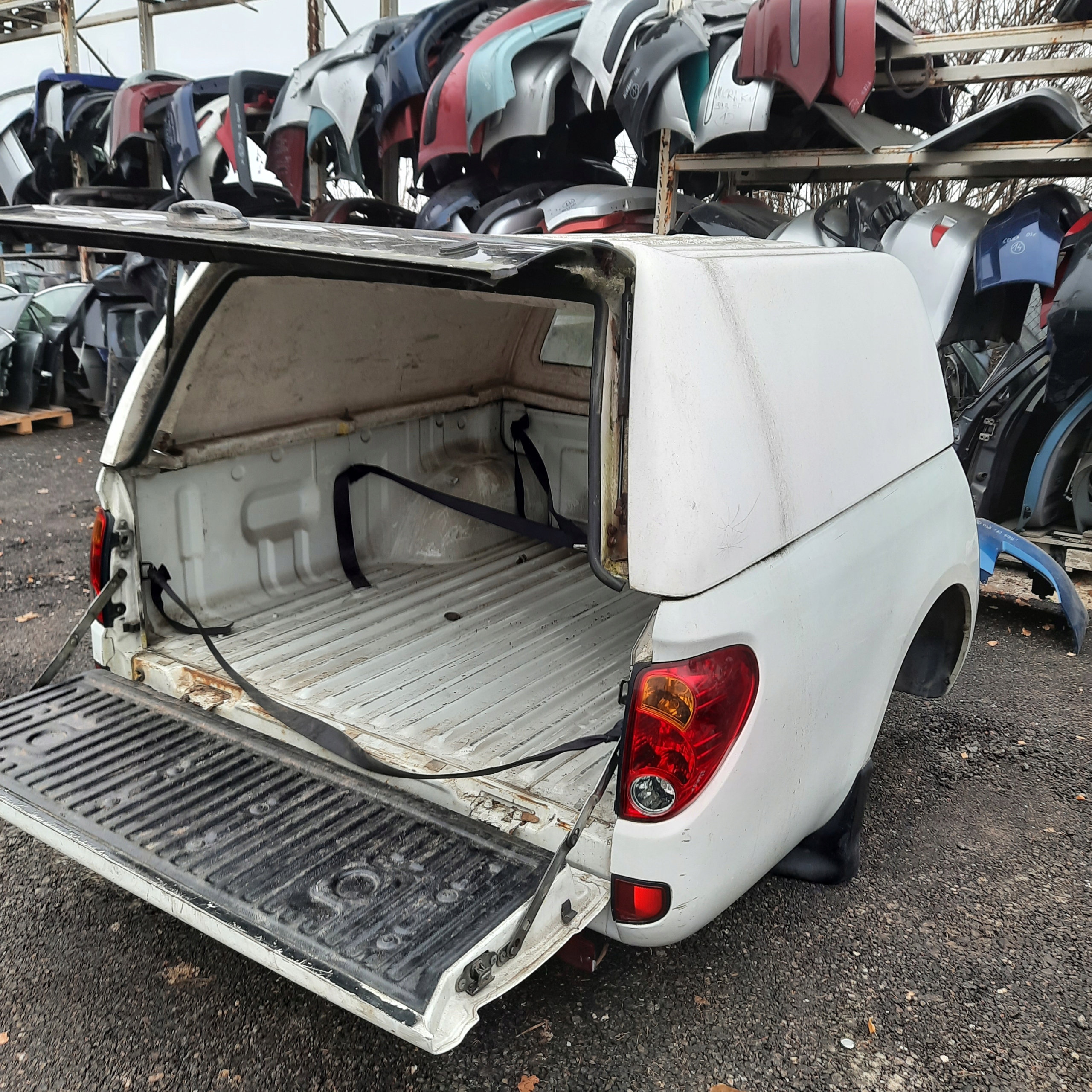 MITSUBISHI L200 2010 - вантажний ящик