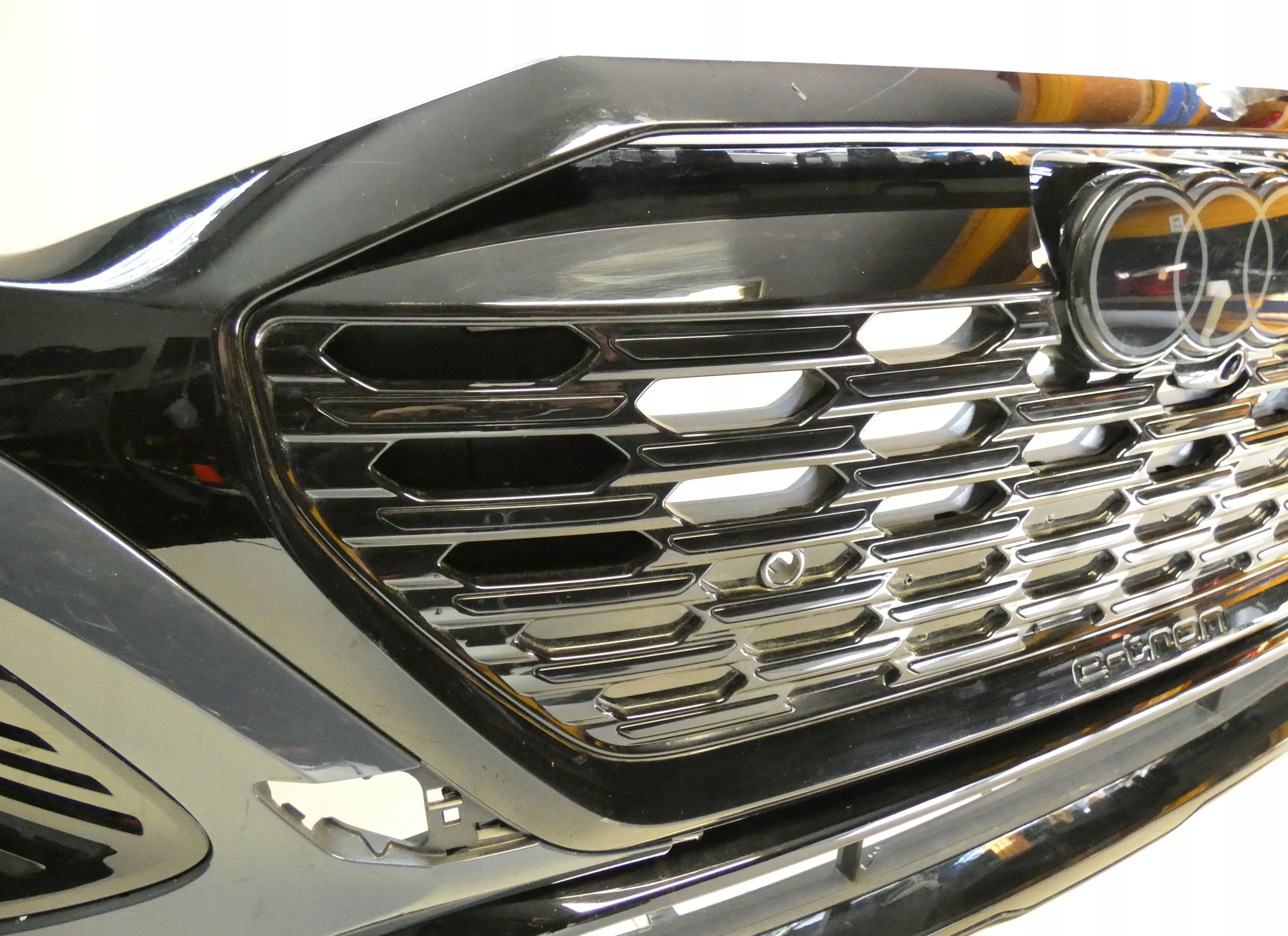 AUDI Q8 E-TRON FL S-LINE 4KE807725 POD 6 PDC SPRYSKI ZDERZAK PRZÓD PRZEDNI Producent części Audi OE