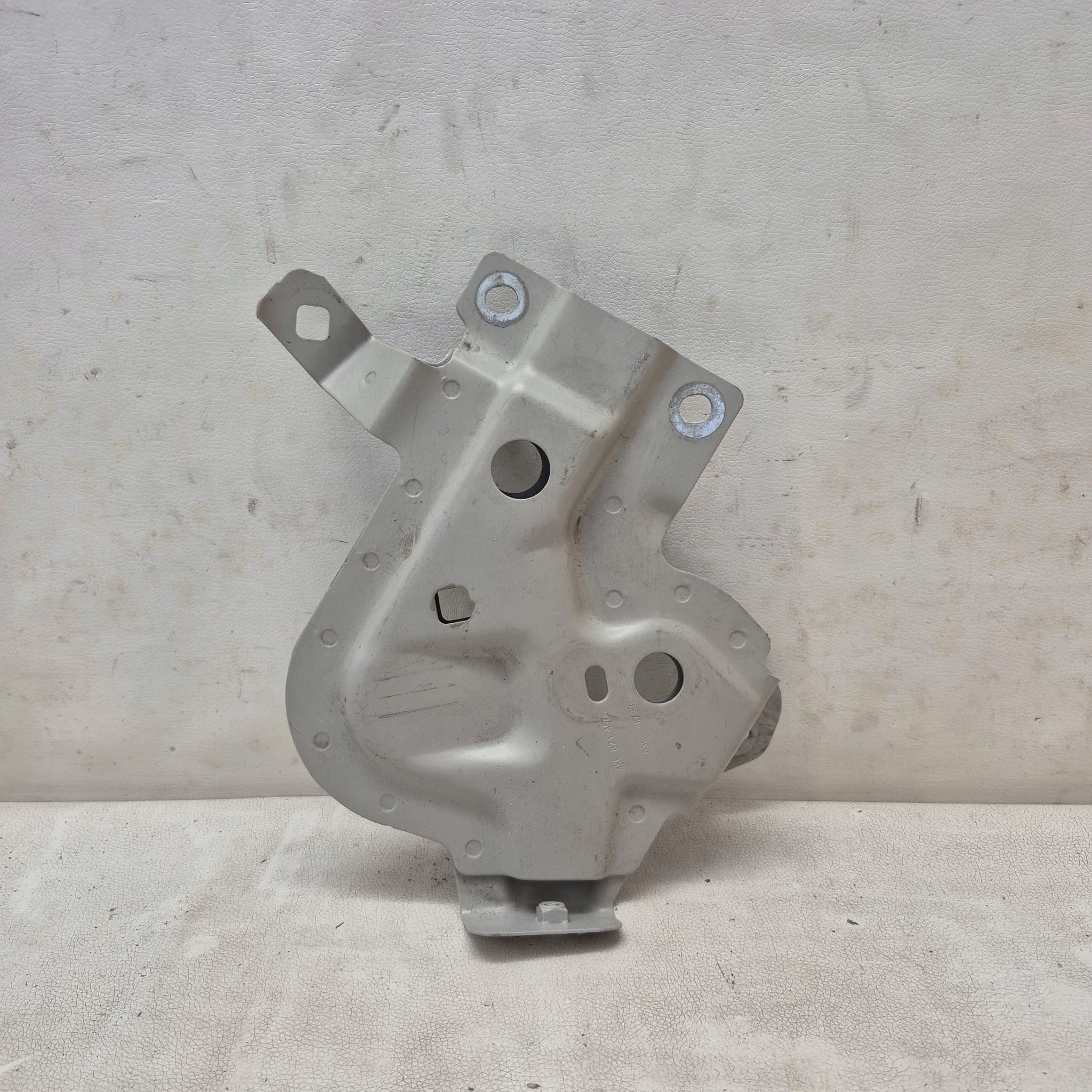 AUDI E-TRON 4KE console bracket holder of a fender left front