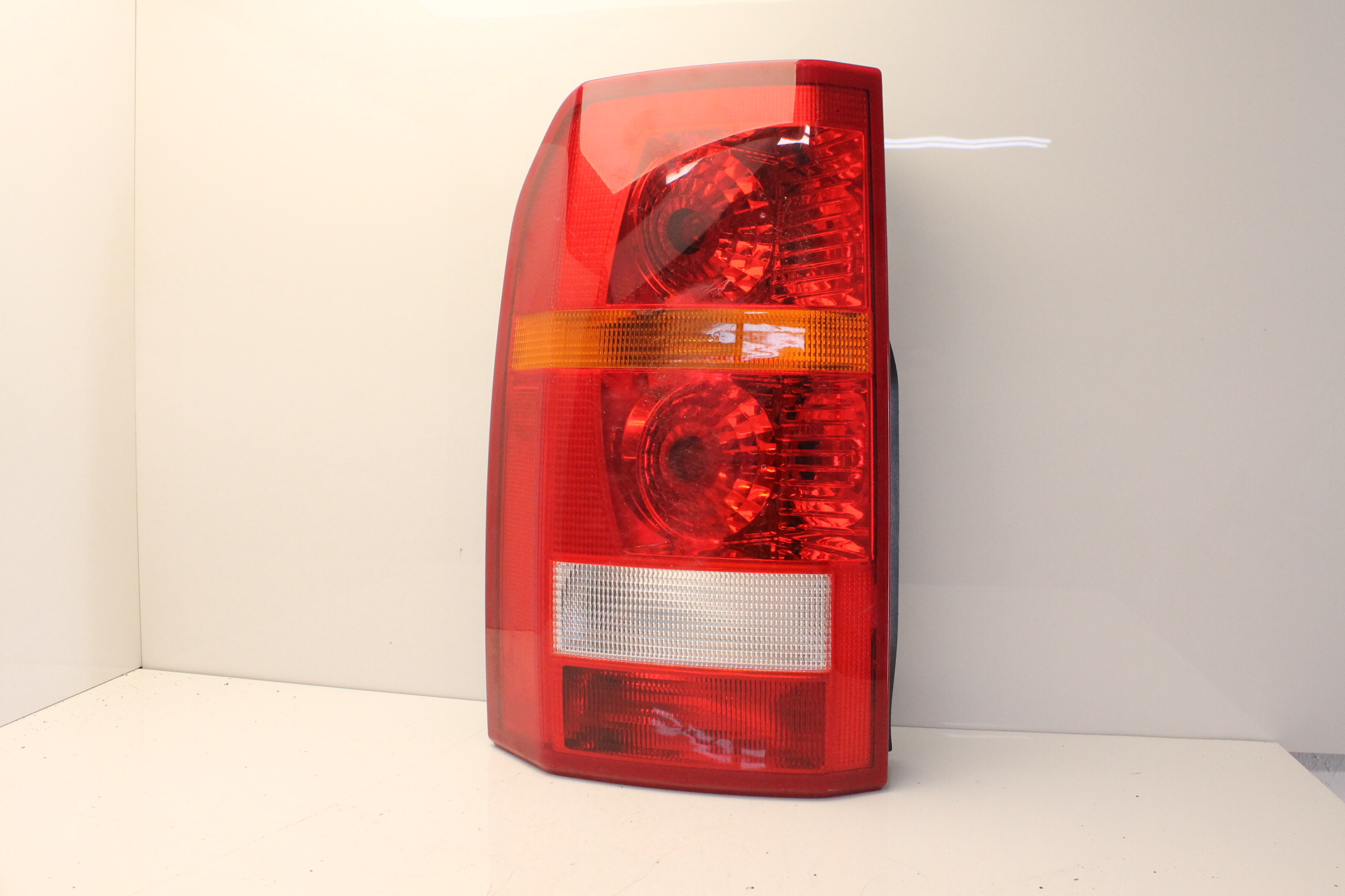 Ленд ровер DISCOVERY III 04r- ФАРА ЛІВА ЗАДНЯ ЛІВИЙ ЗАД.