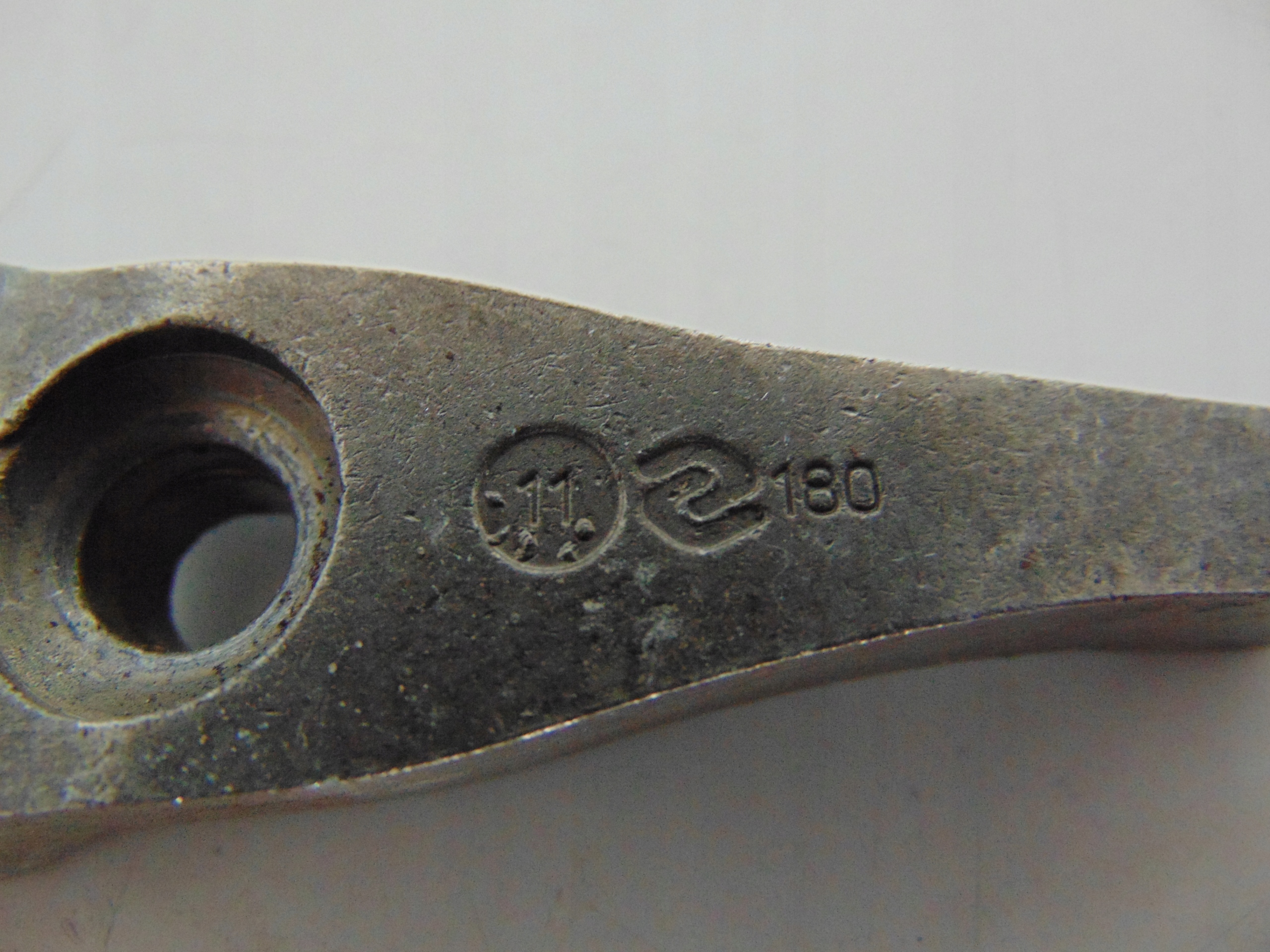 ŁAPKA MOCOWANIE WTRYSKU CITROEN PEUGEOT 2.0 HDI Producent części Citroen OE