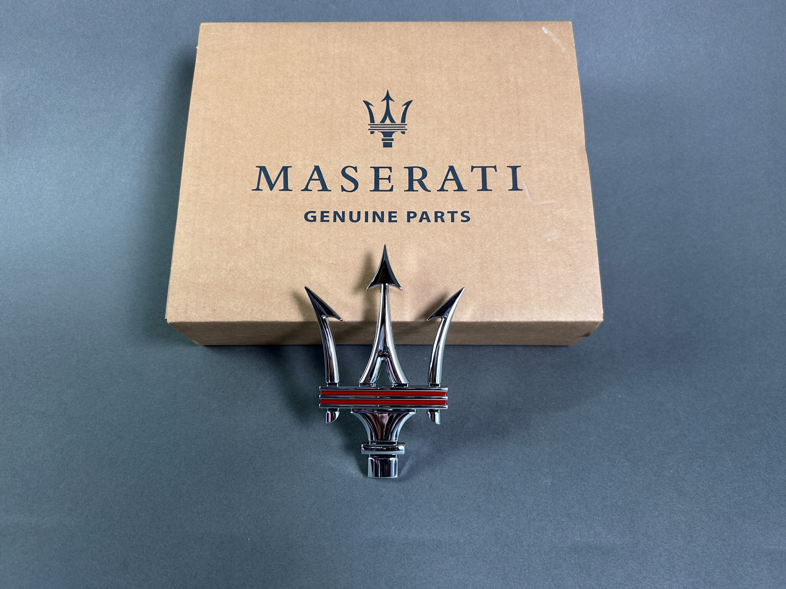 Logo znak emblém v na mriežku Maserati Granturismo 670030864