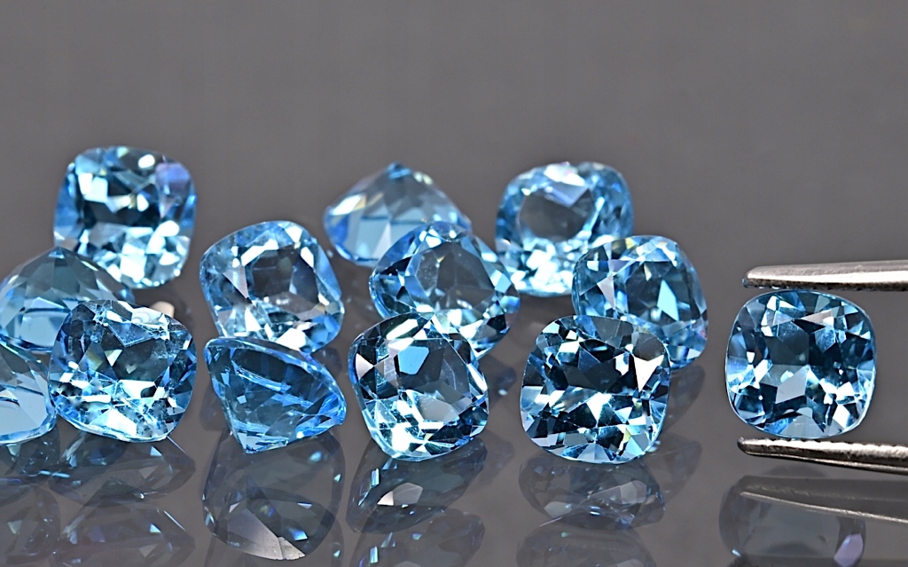 Topaz Swiss Blue fazetovaný cushion 5x5 mm