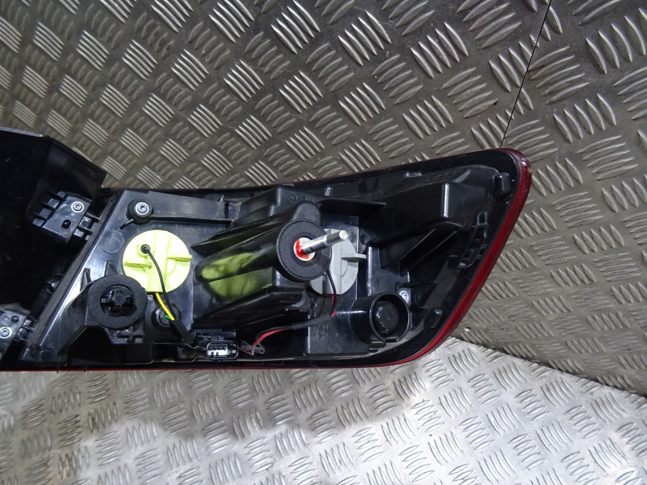 RENAULT ARKANA RS-LINE LEWA TYLNA LAMPA IDEALNA Strona zabudowy lewa