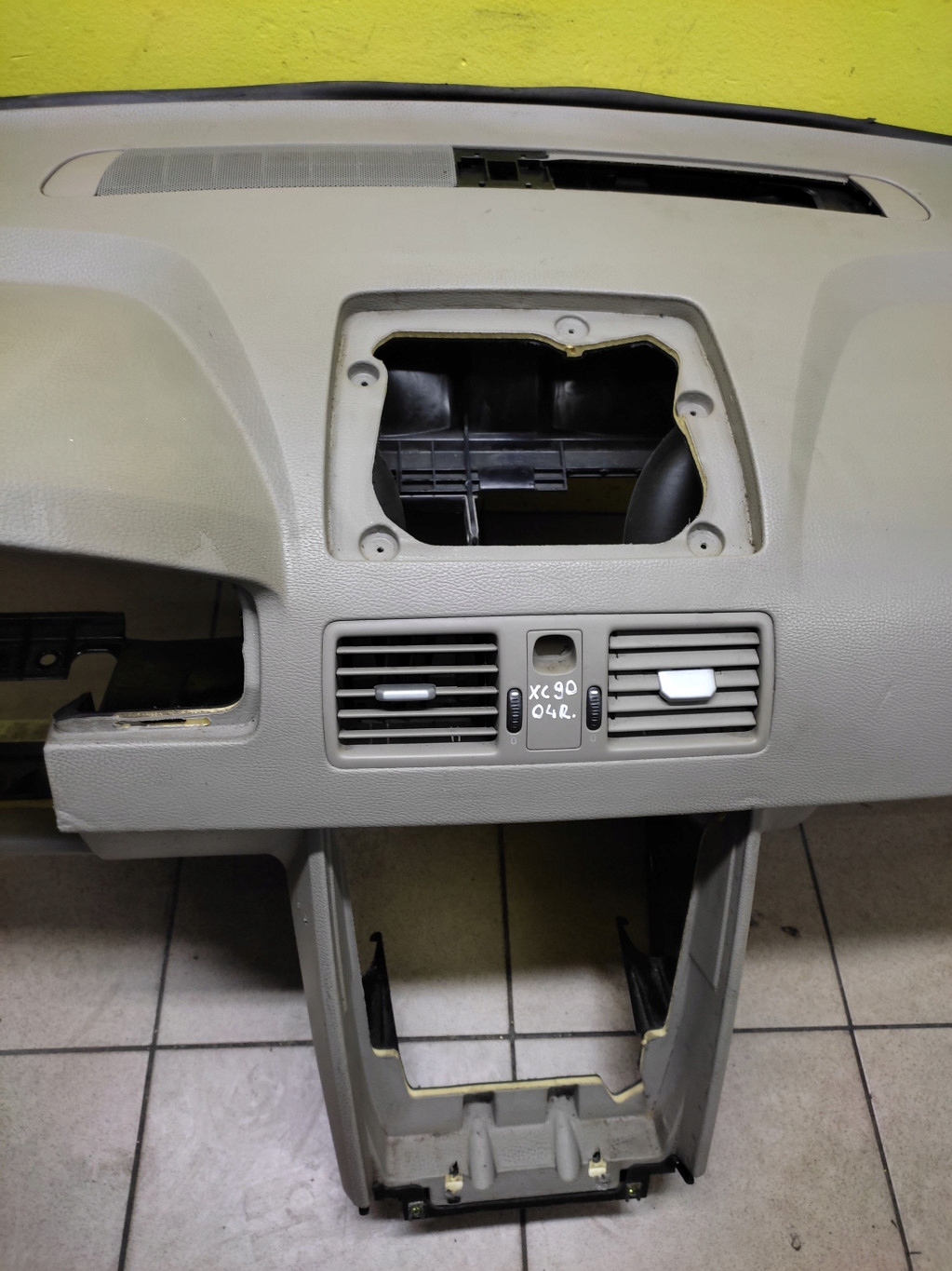 VOLVO XC90 cockpit dashboard instrument panel