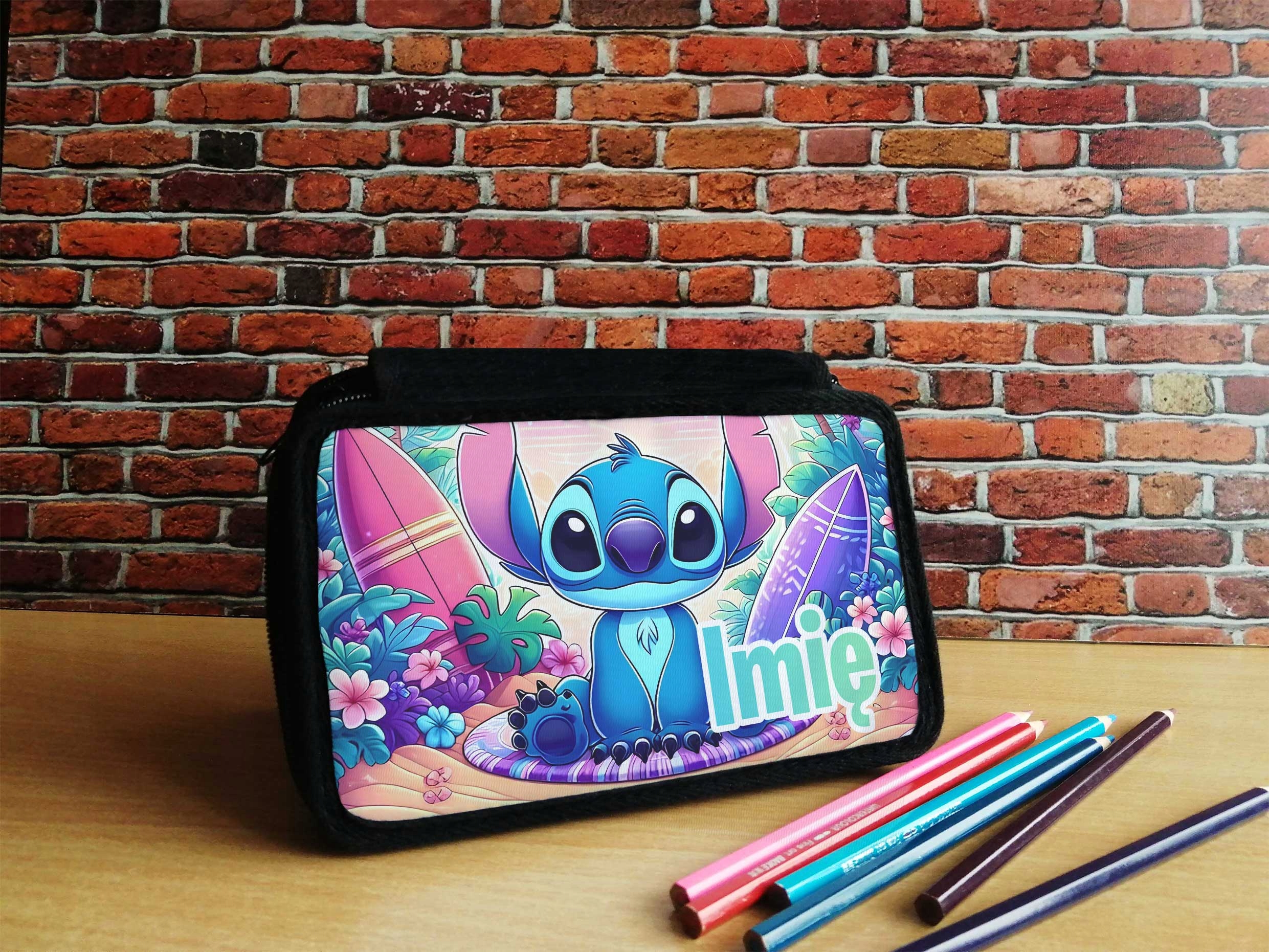 PIÓRNIK SZKOLNY TRZYKOMOROWY Z WYPOSAŻENIEM DO SZKOŁY STICH STITCH ANGEL Kod producenta PIÓRNIK TRZYKOMOROWY MIŚ