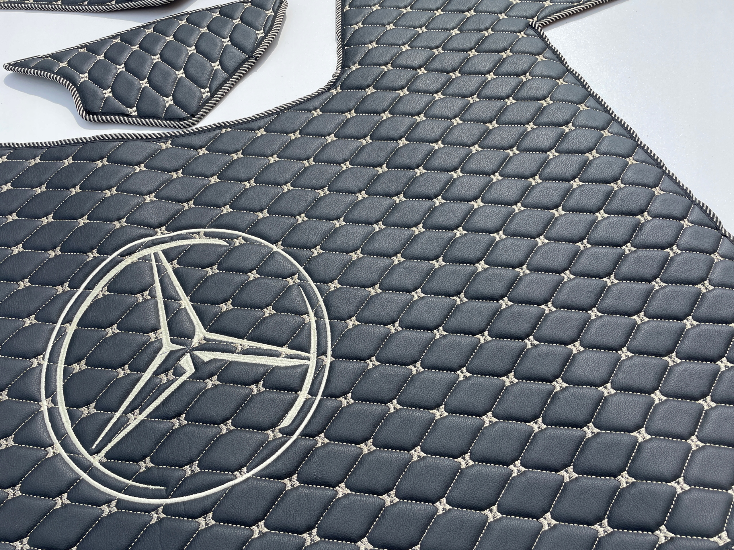 Dywany Dywaniki pikowane MERCEDES ACTROS MP 4 MP 5 MP4 MP5 Pokrowce HAFT