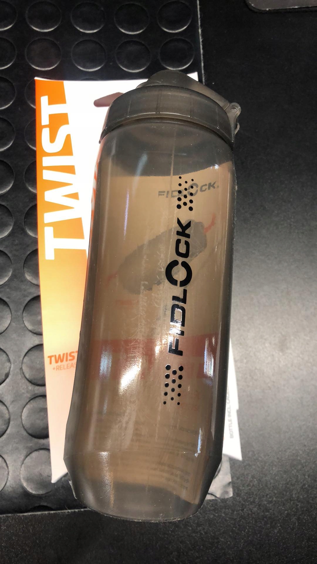 Bidon z uchwytem rower FIDLOCK 590ml LESZNO Model FIDLOCK 590ml