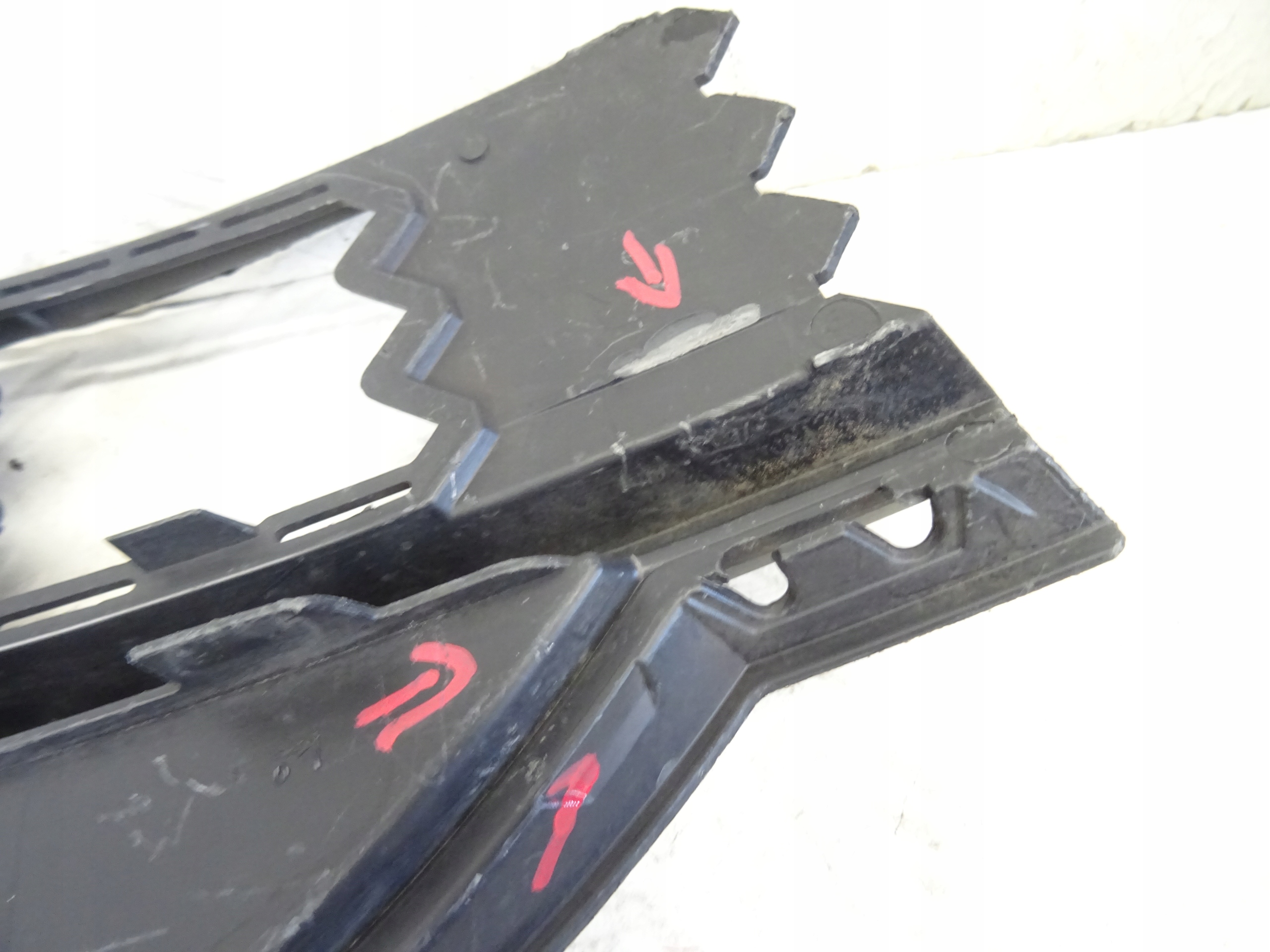 grid of a bumper front front right SKODA KAROQ 57A807368